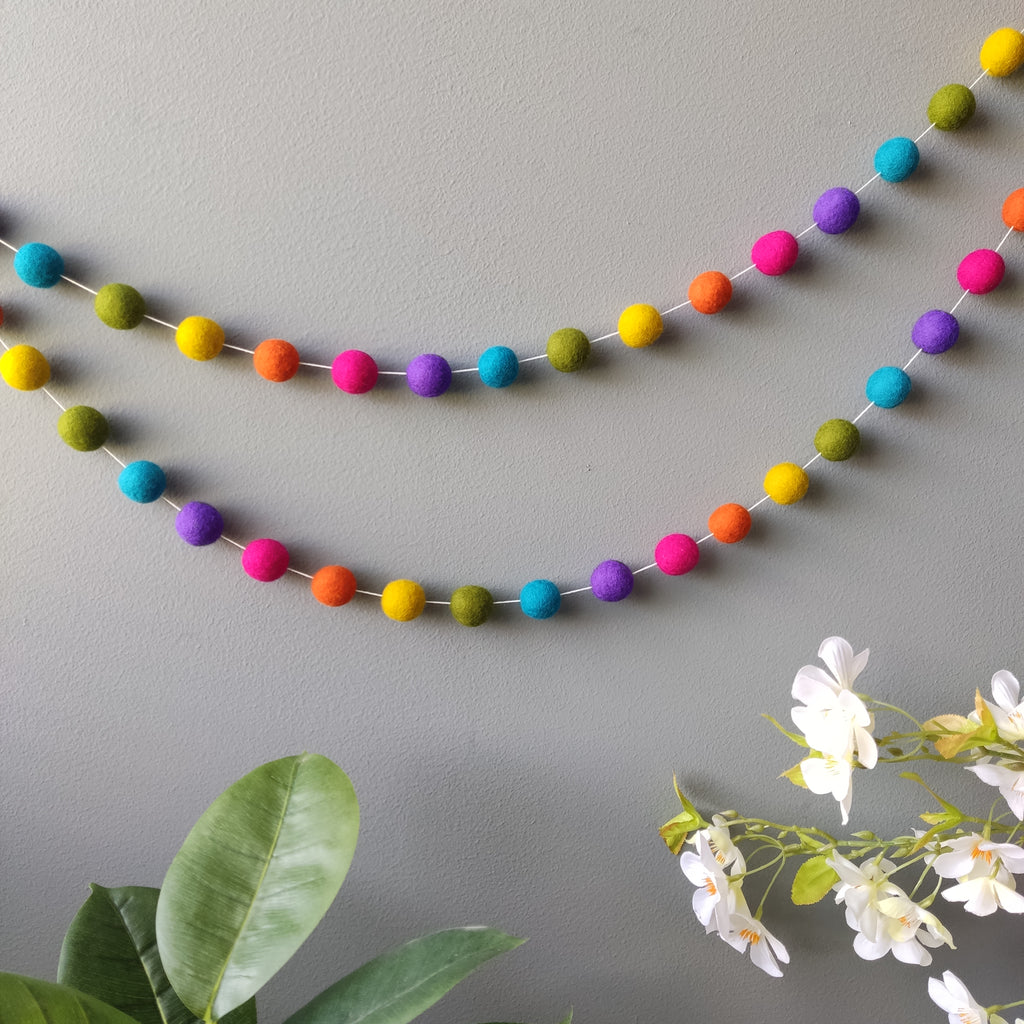 Guirlande de pompons Arc-en-ciel Mexicain – rose magenta, orange mandarine, jaune moutarde, vert mousse, bleu canard, violet électrique – faite main en France