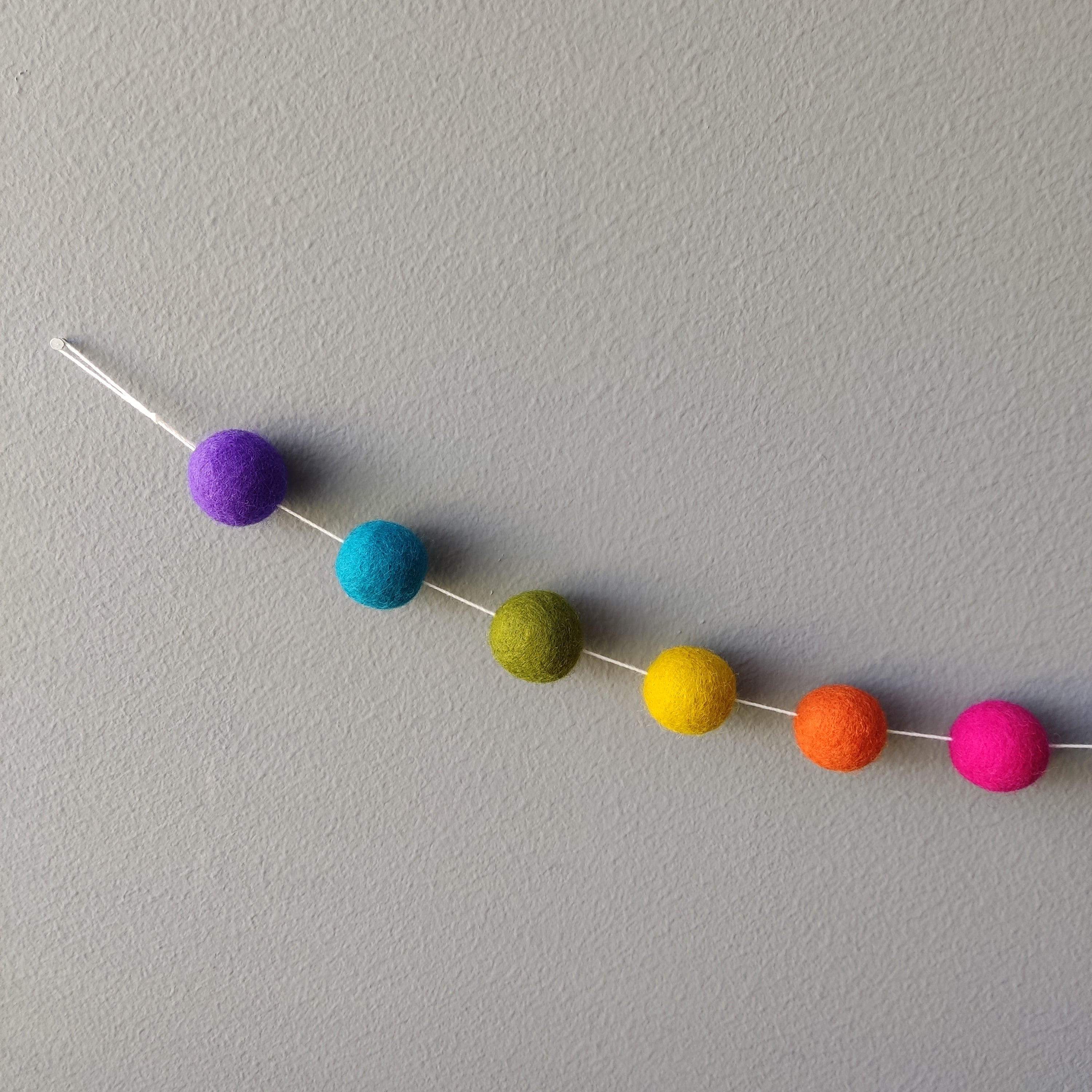 Détails des 6 couleurs vives de la guirlande de pompons arc-en-ciel mexicain
