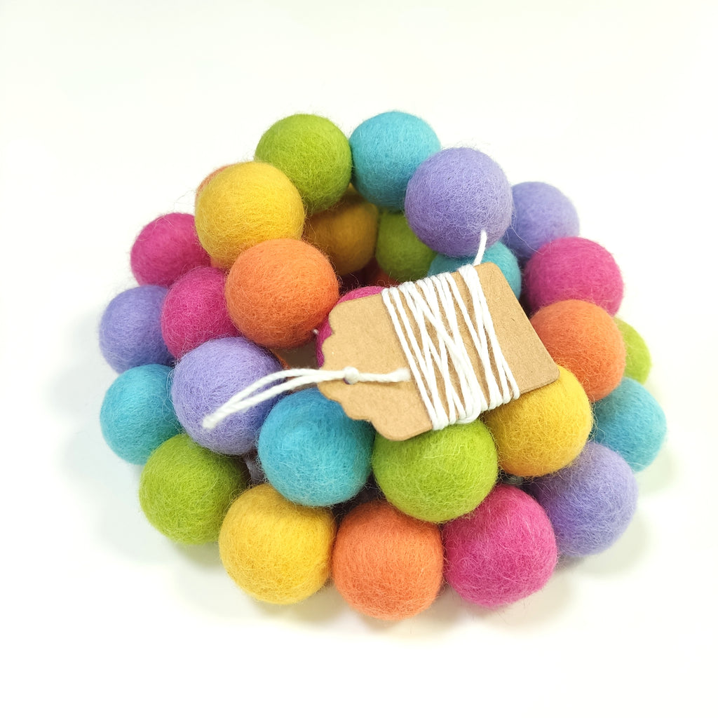 Guirlande CELAINEDECO en pompons feutrés multicolores avec étiquette