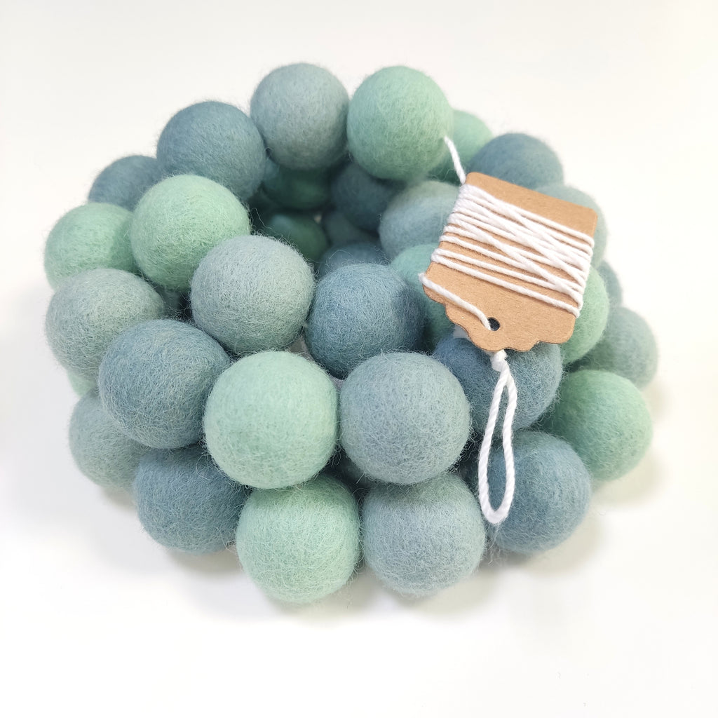 Guirlande de pompon de feutre eucalyptus vue de près avec étiquette