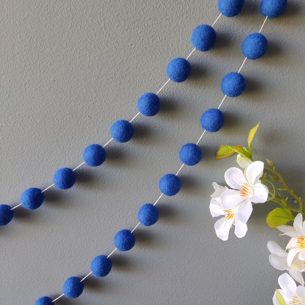 Guirlande de pompons en feutre bleu indigo pour décoration murale