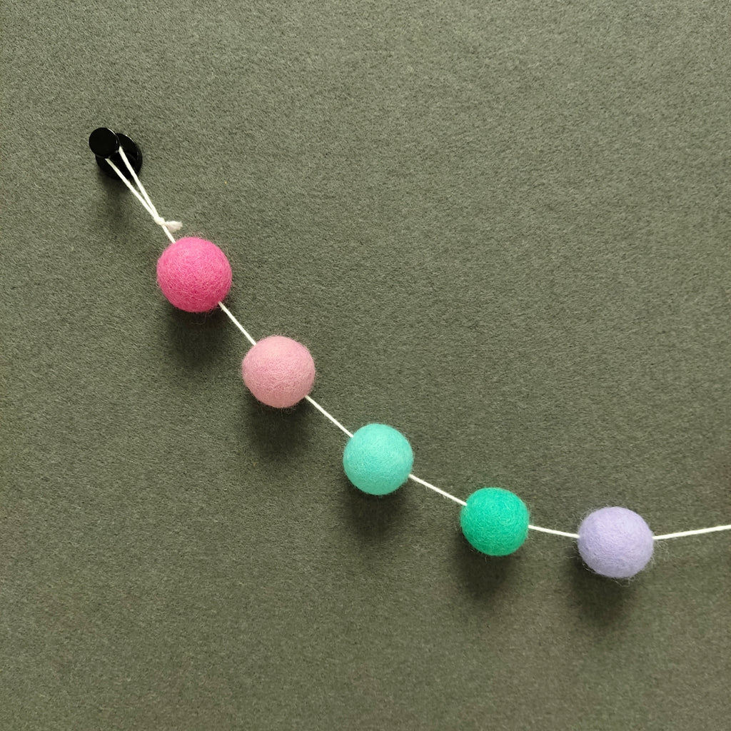 Détail des 5 couleurs de pompons feutrés vert turquoise, vert lagon, lavande, rose bonbon et rose cerisier