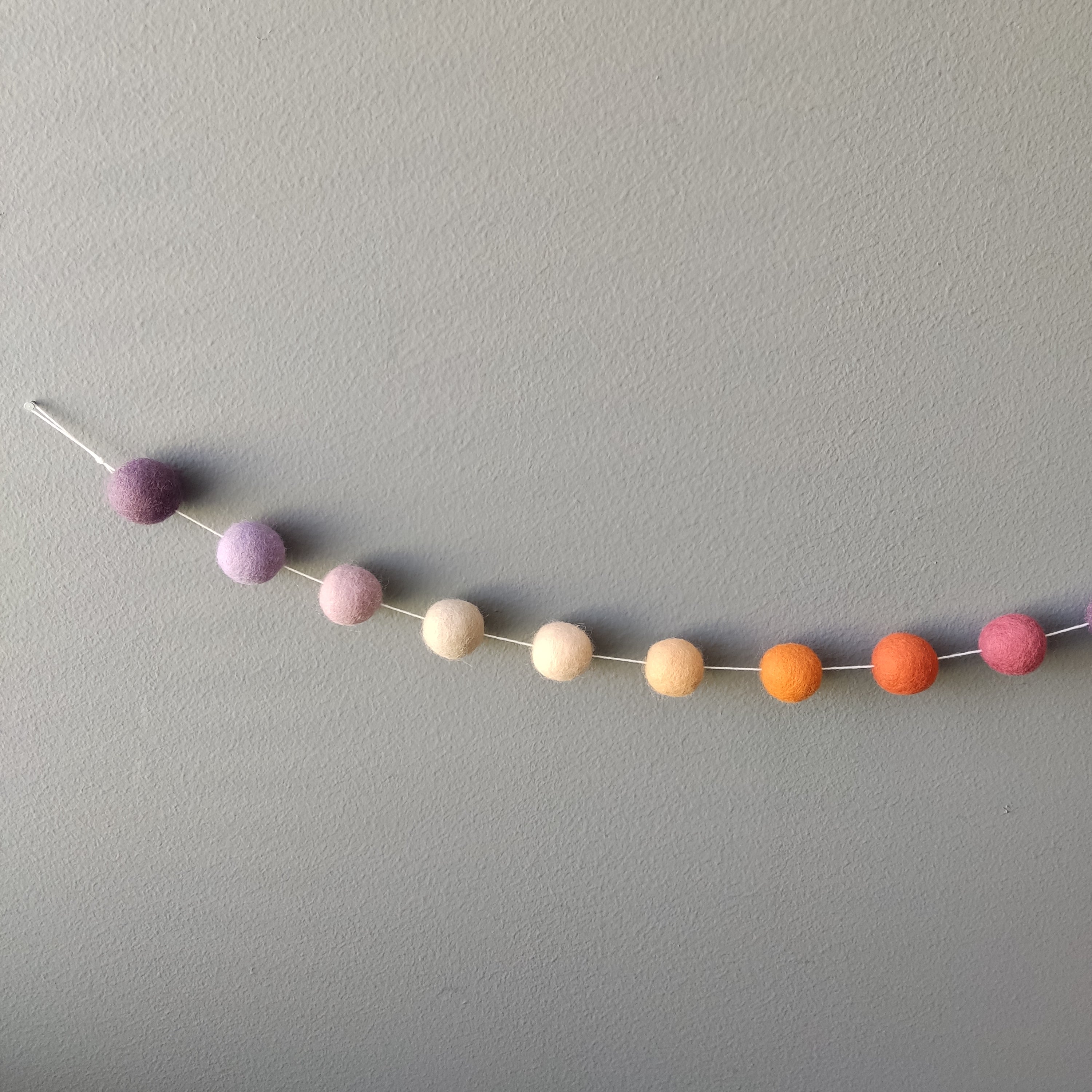 Détails des 9 couleurs de la guirlande de pompons dégradé mauve et orange
