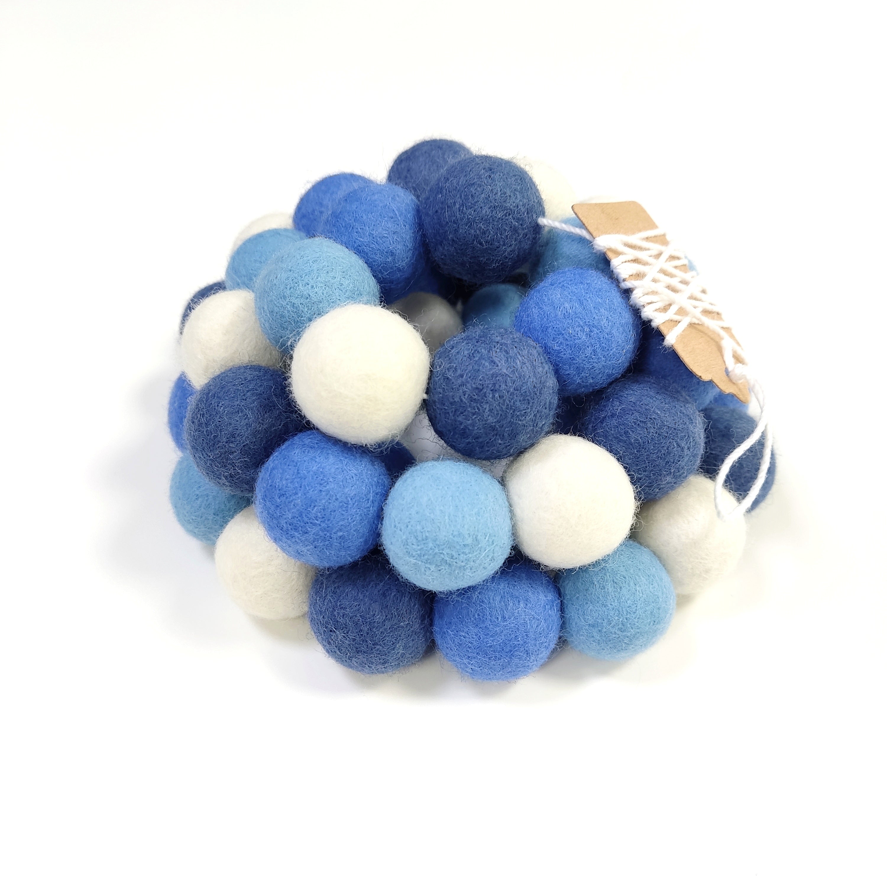 Zoom sur la guirlande de pompons décorative bleu et blanc avec étiquettes