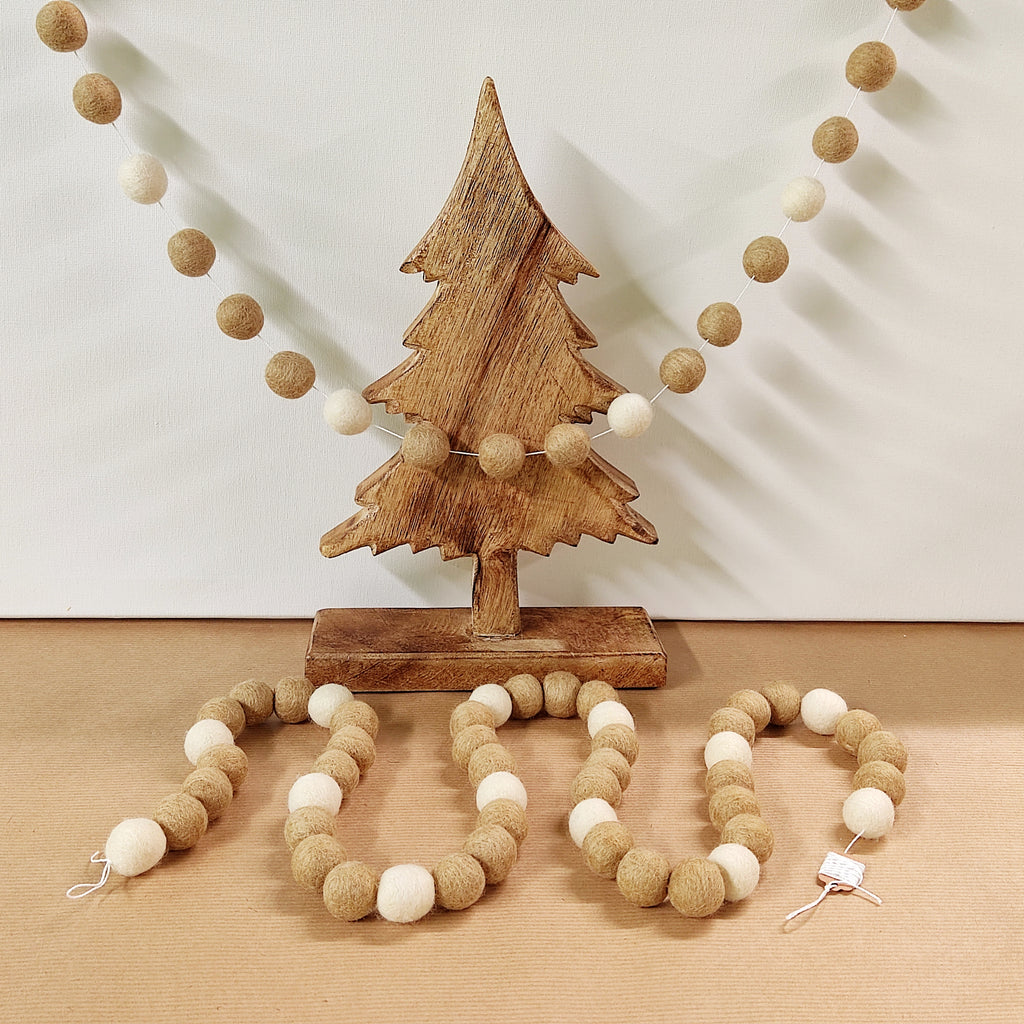 Guirlande de pompons Noël beige blanc suspendue en décoration hivernale élégante