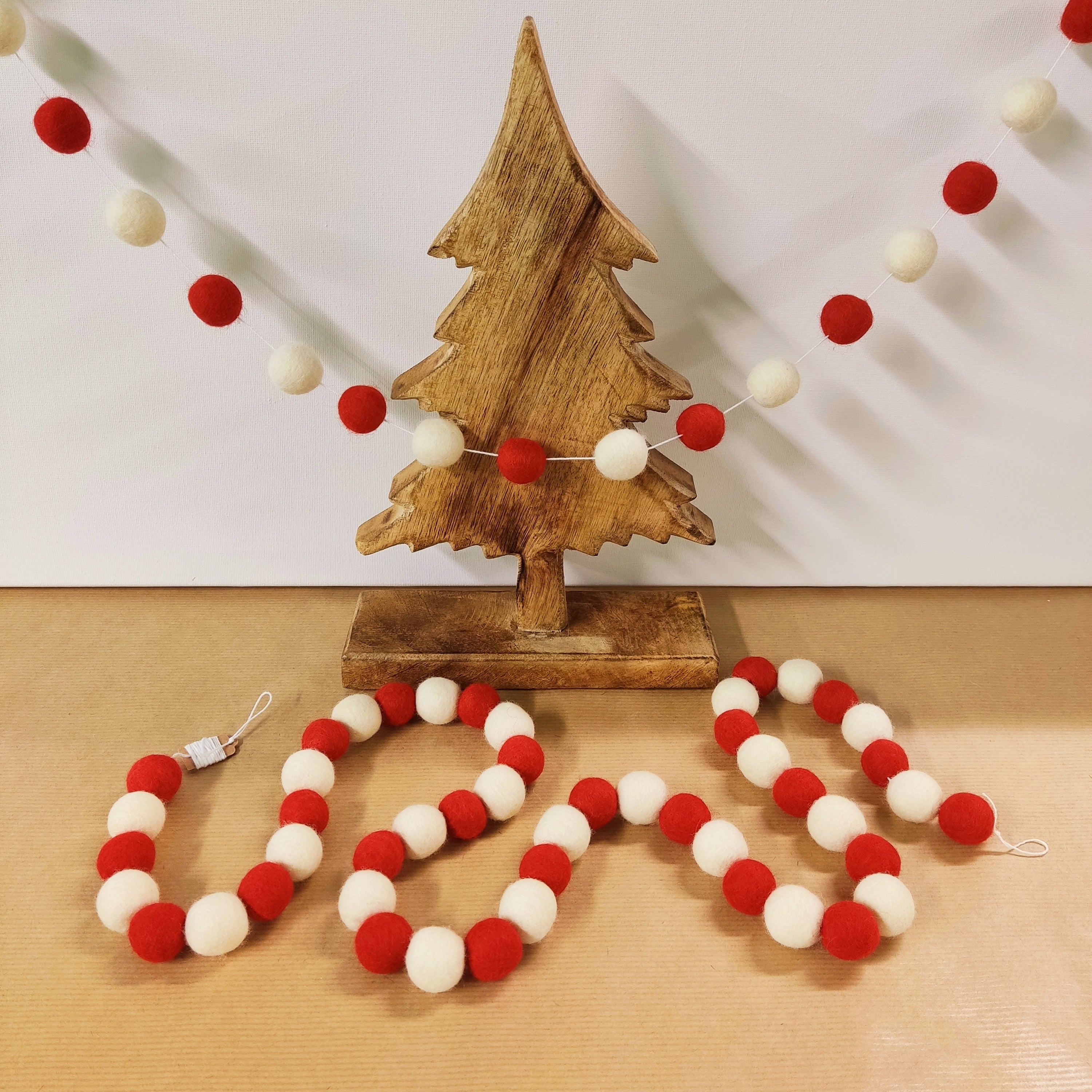 Guirlande de pompons Noël rouge blanc suspendue en décoration de réveillon