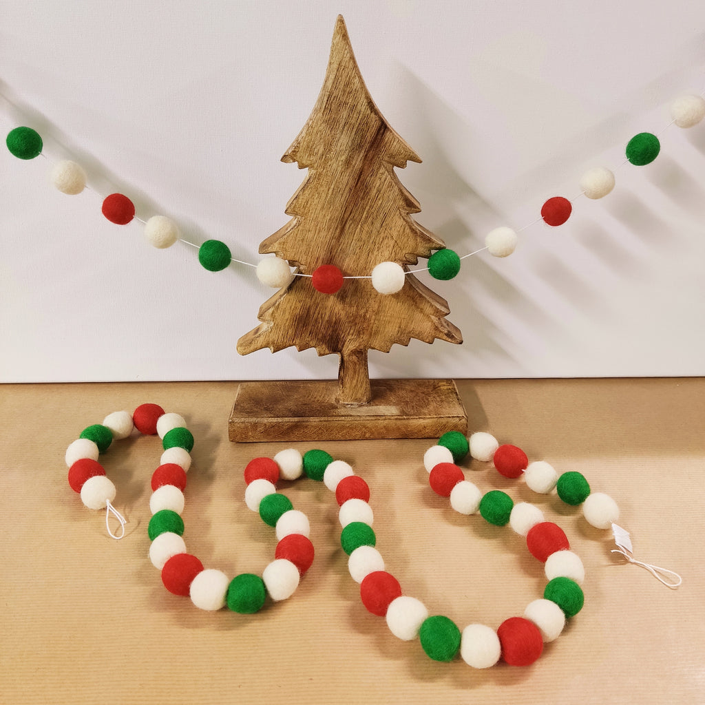 Guirlande de pompons Noël rouge blanc vert suspendue en décoration de fêtes