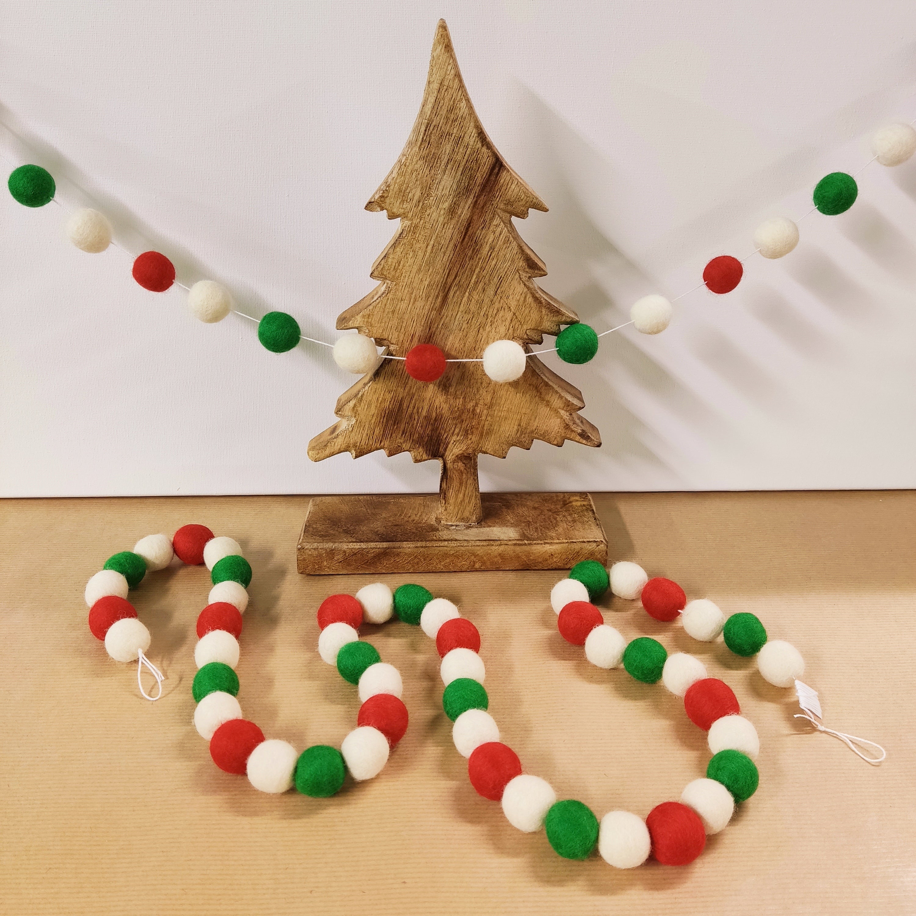 Guirlande de pompons Noël rouge blanc vert suspendue en décoration de fêtes