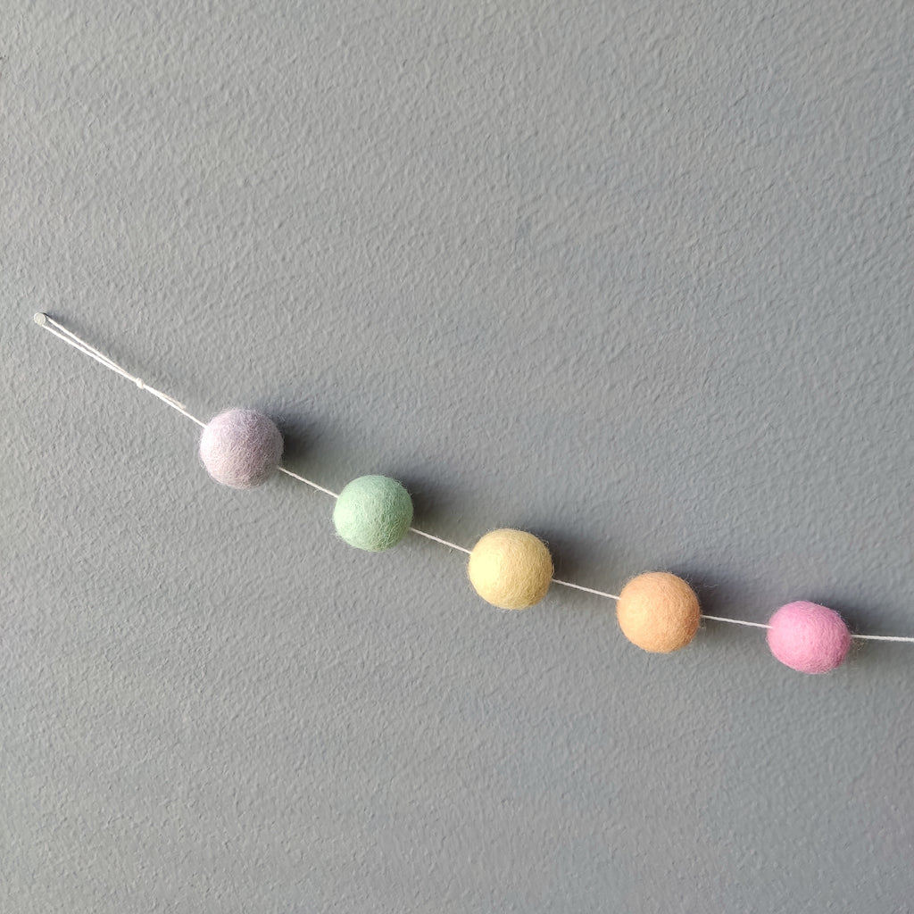 Guirlande de pompons aux couleurs pastel details des couleurs