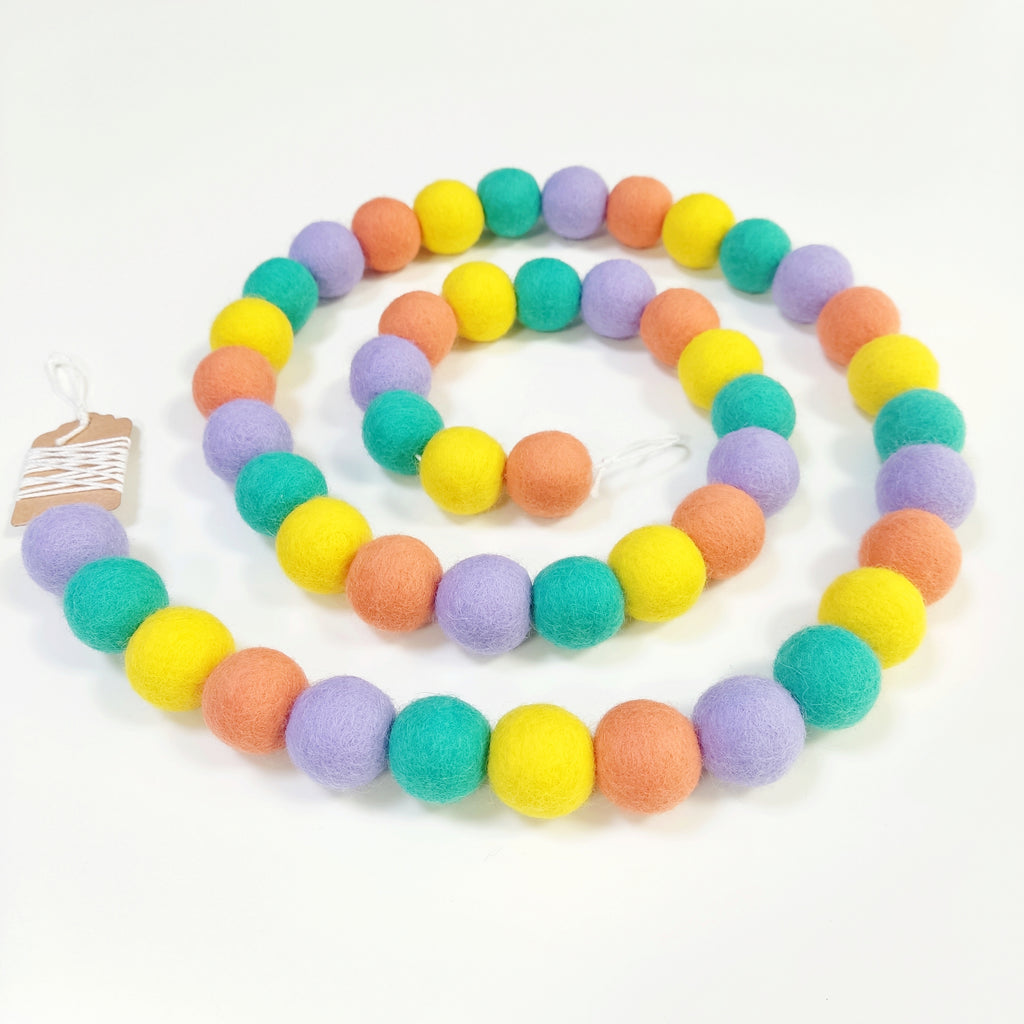 Gurilande de pompons feutrés pastel pop en spirale vue de dessus