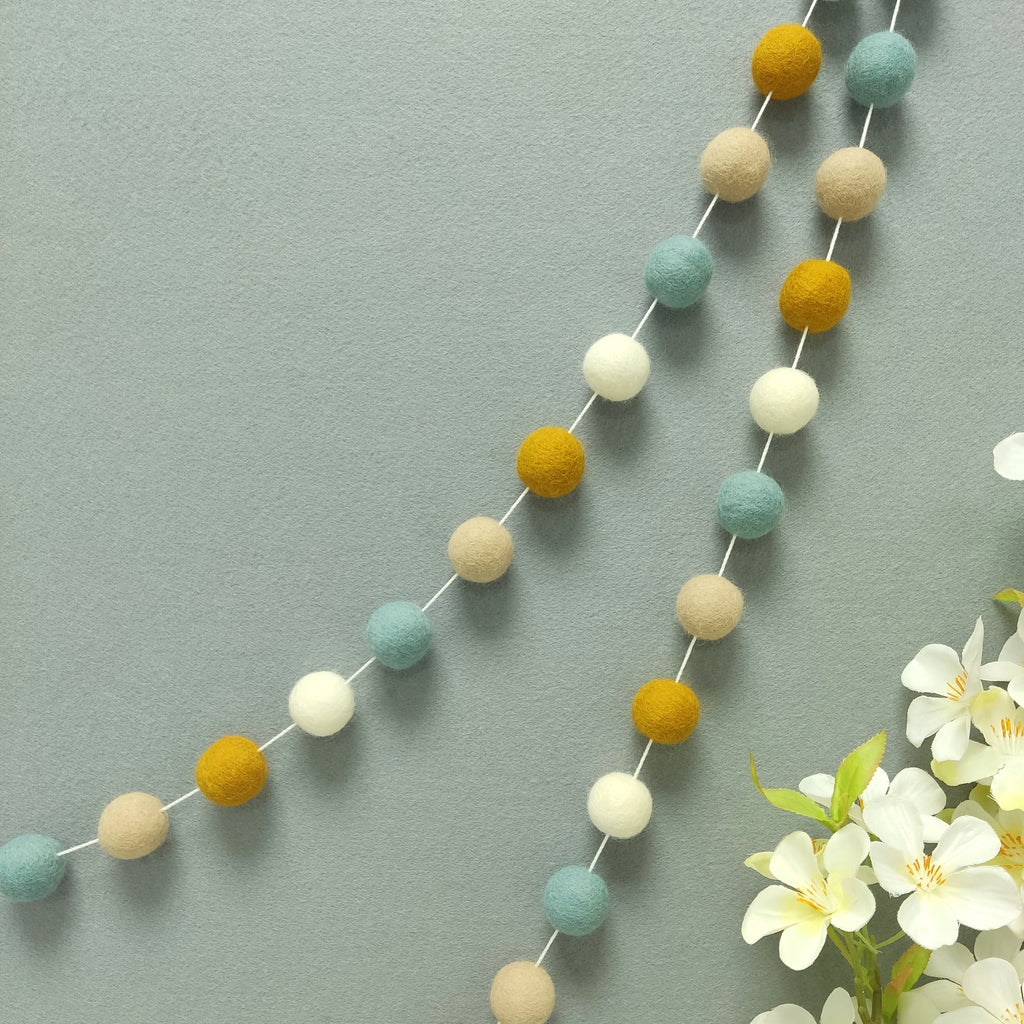Guirlande de pompons scandinave vue de près en décoration murale