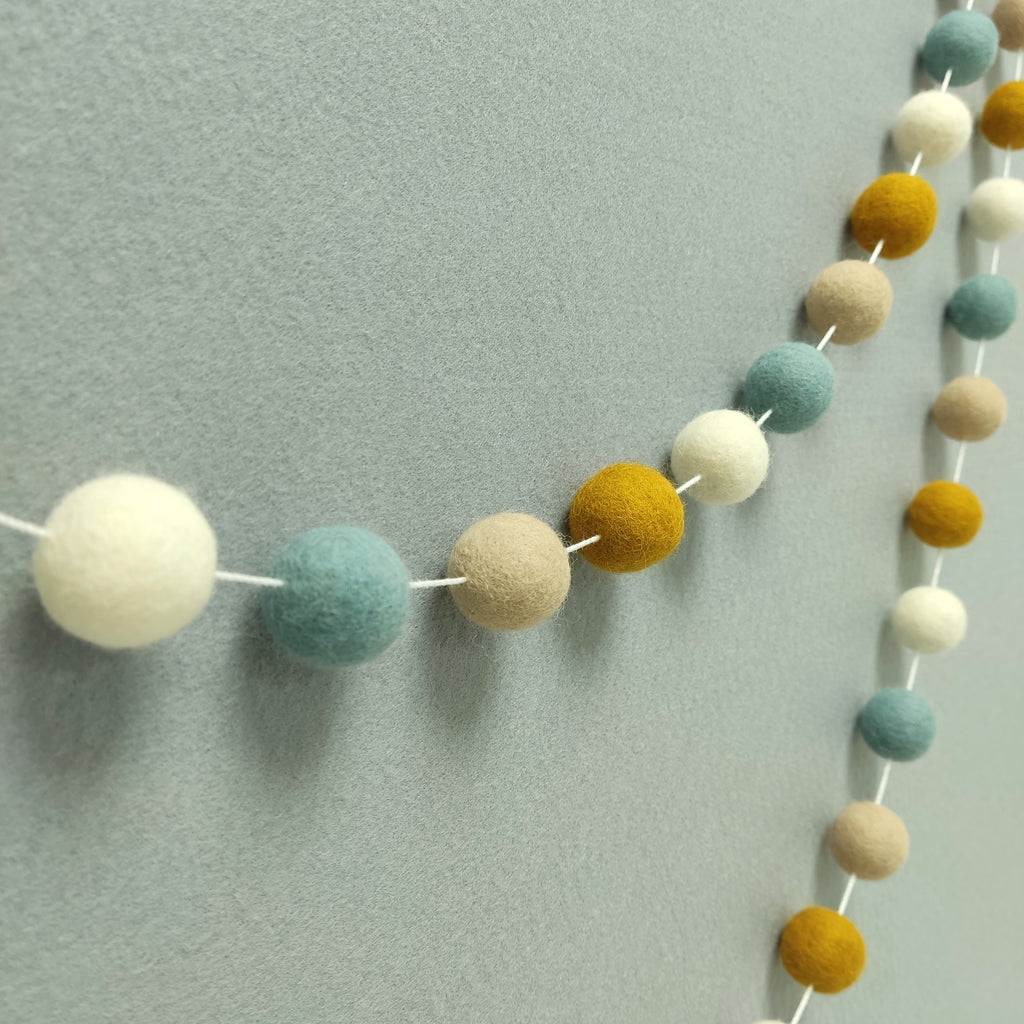 Guirlande de pompons feutrés scandinave vue de profil