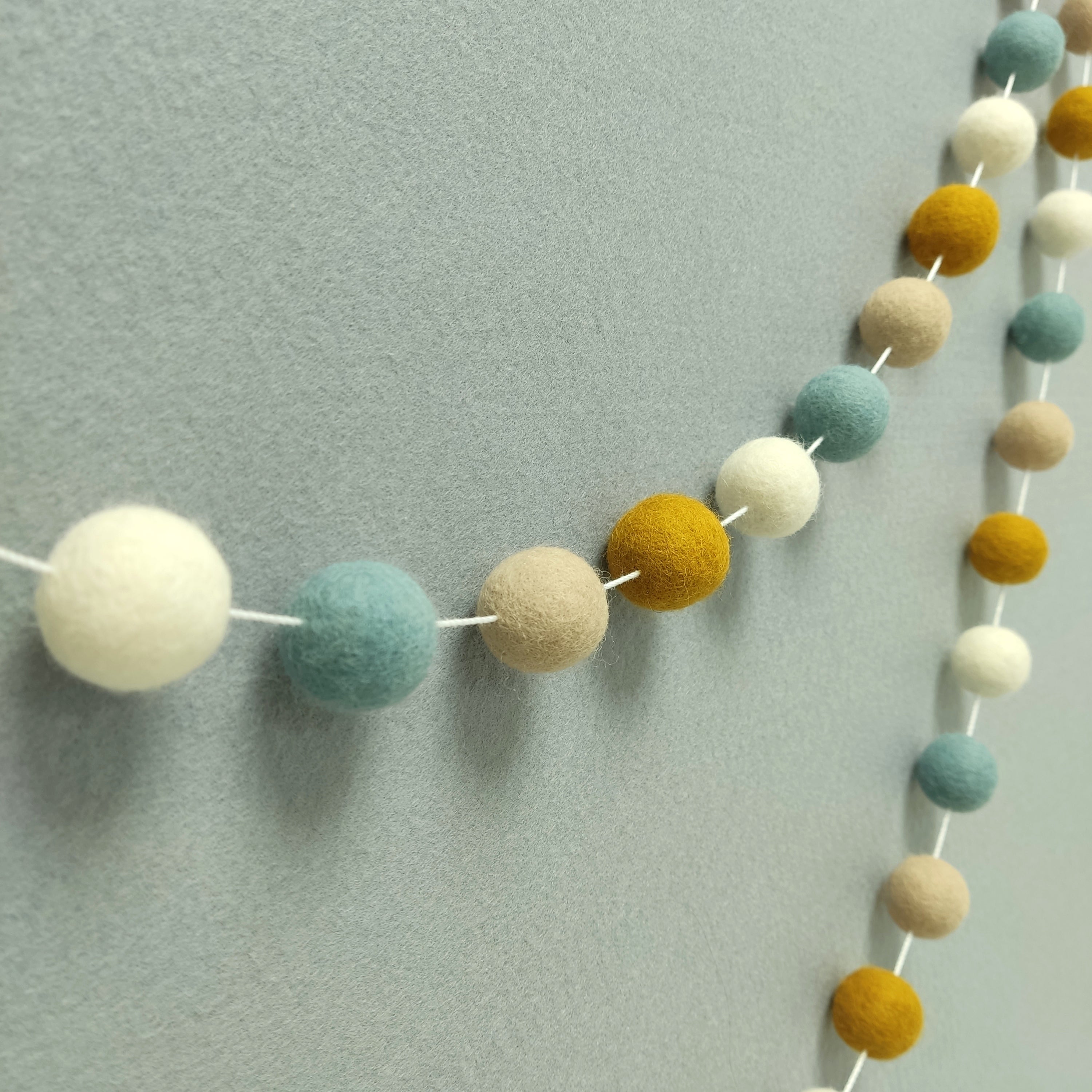 Guirlande de pompons feutrés scandinave vue de profil