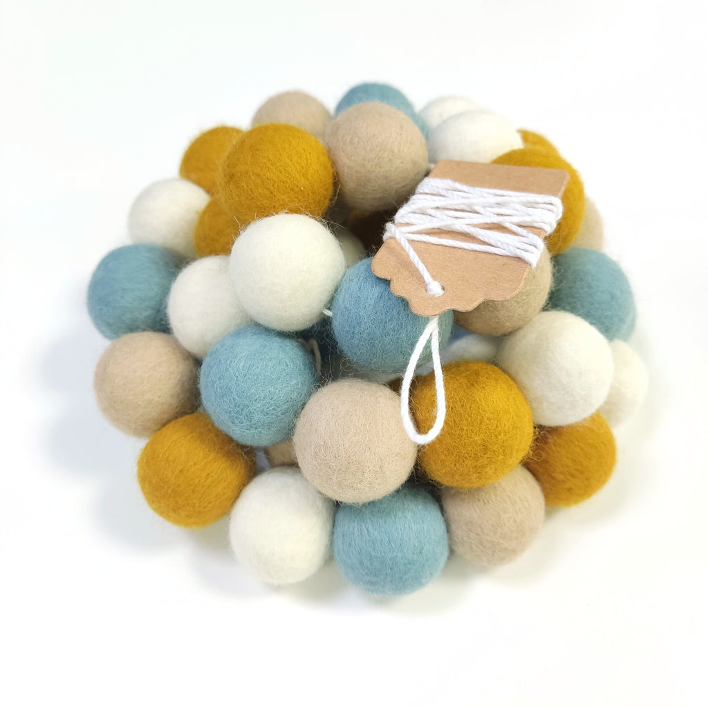 Détail de la guirlande de pompons scandinave avec étiquette