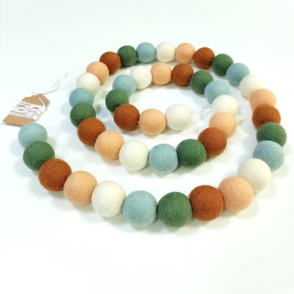 Guirlande de pompons feutrés en spirale vue de dessus