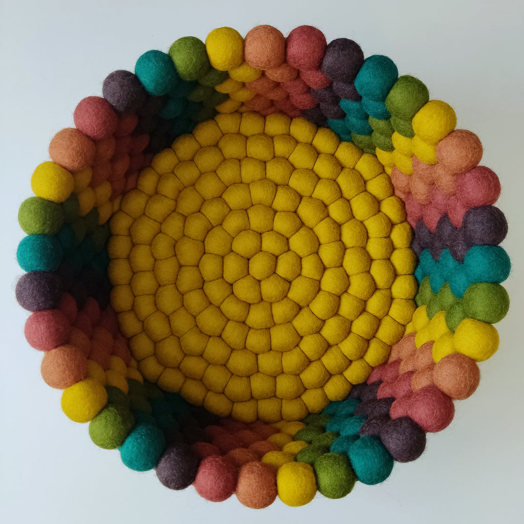 Corbeille en feutre fait main aux tons automne vue de dessus – terracotta cuivre, jaune moutarde, brun cacao – CELAINEDECO