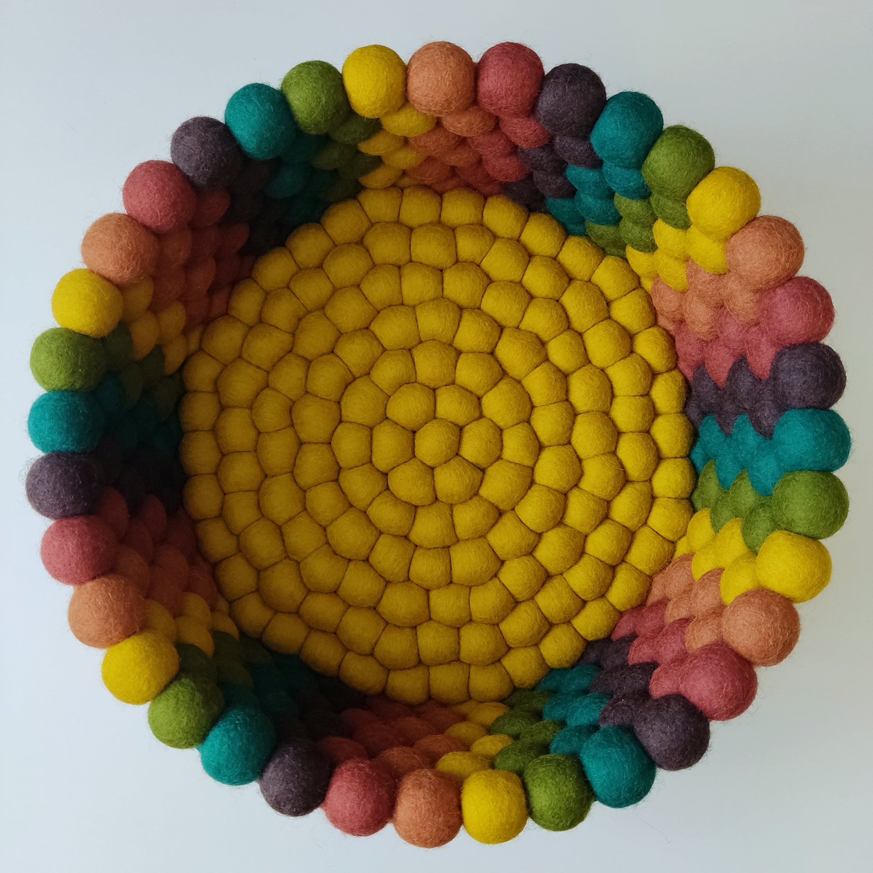 Corbeille en feutre fait main aux tons automne vue de dessus – terracotta cuivre, jaune moutarde, brun cacao – CELAINEDECO