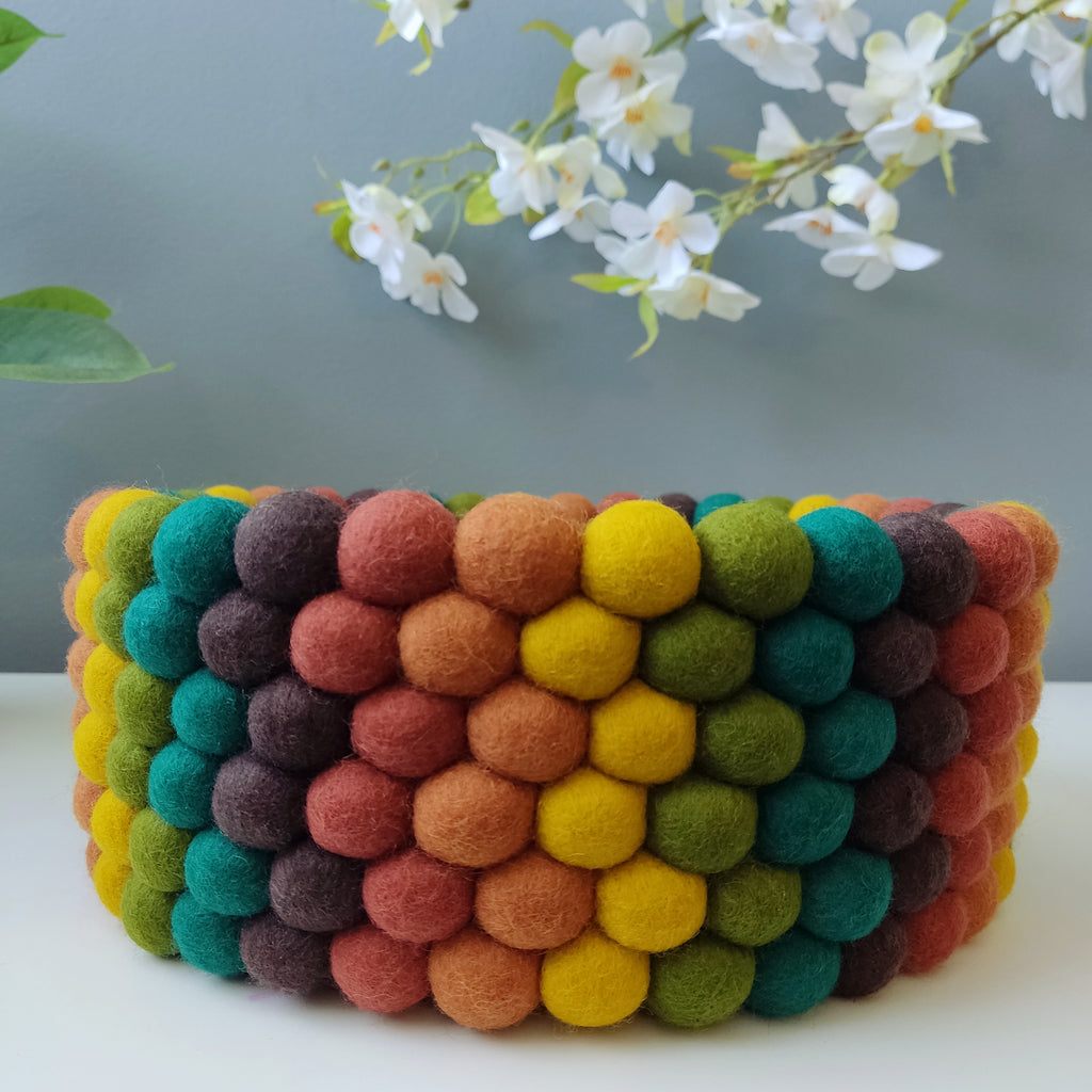 Panier de rangement en laine mérinos pompons feutre – palette forêt automne – fait main en France