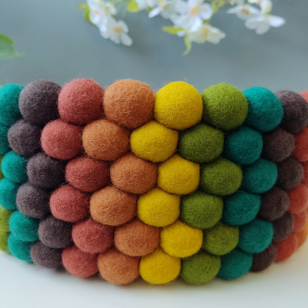 Détail boules de feutre mérinos Ø 2,3 cm – corbeille artisanale Automne Lumineux – CELAINEDECO
