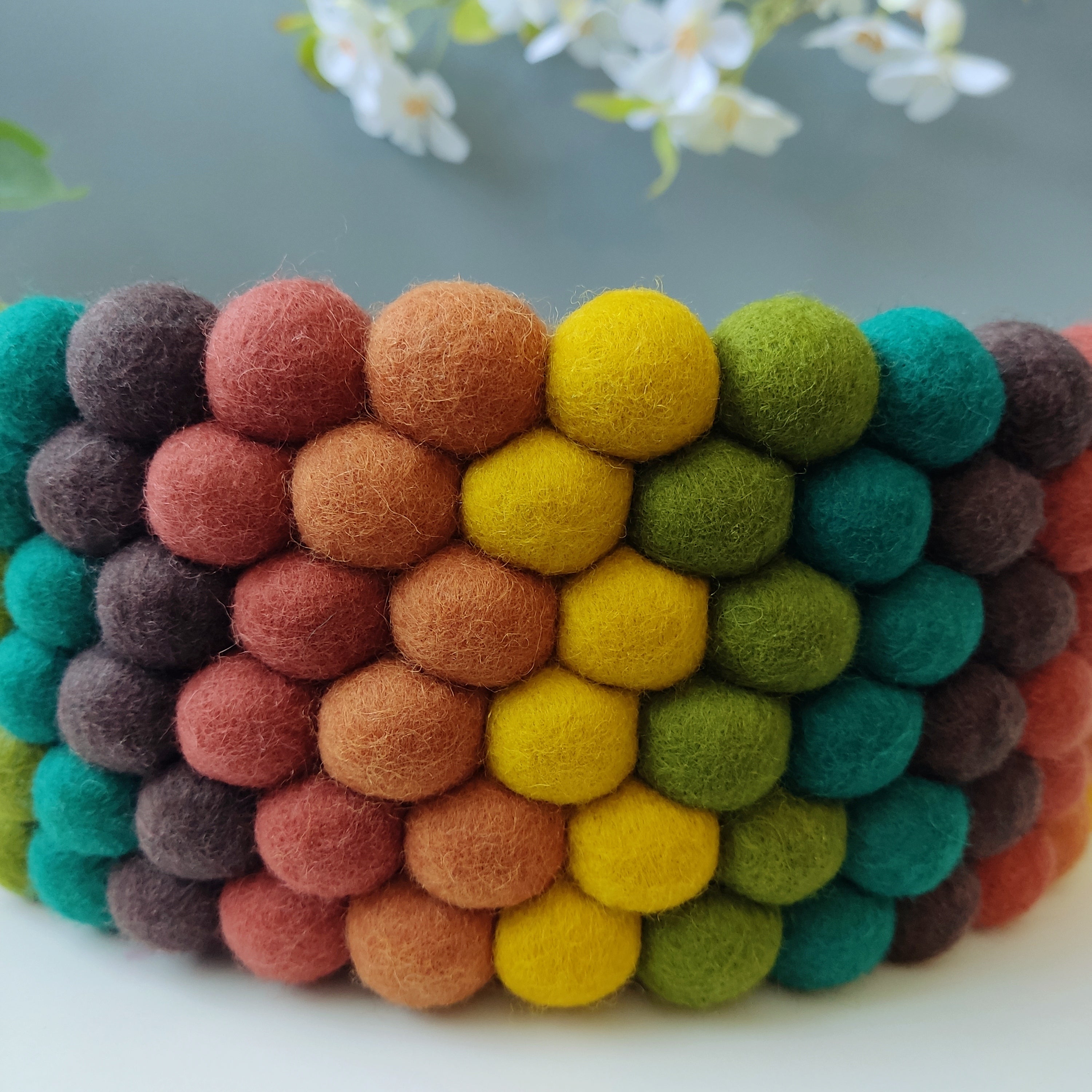 Détail boules de feutre mérinos Ø 2,3 cm – corbeille artisanale Automne Lumineux – CELAINEDECO