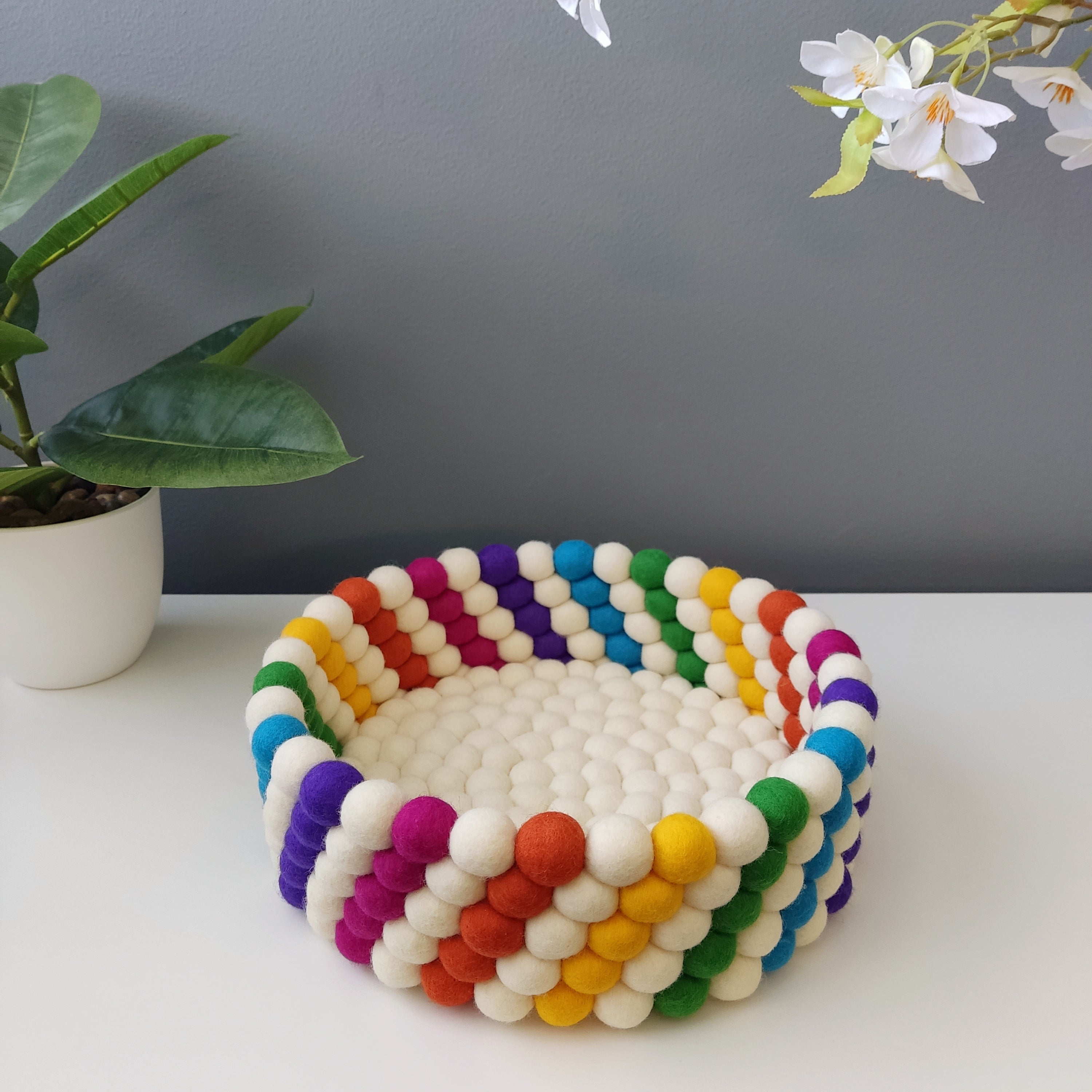 Corbeille ronde en boules de feutre blanc et arc-en-ciel – fabrication artisanale française – CELAINEDECO