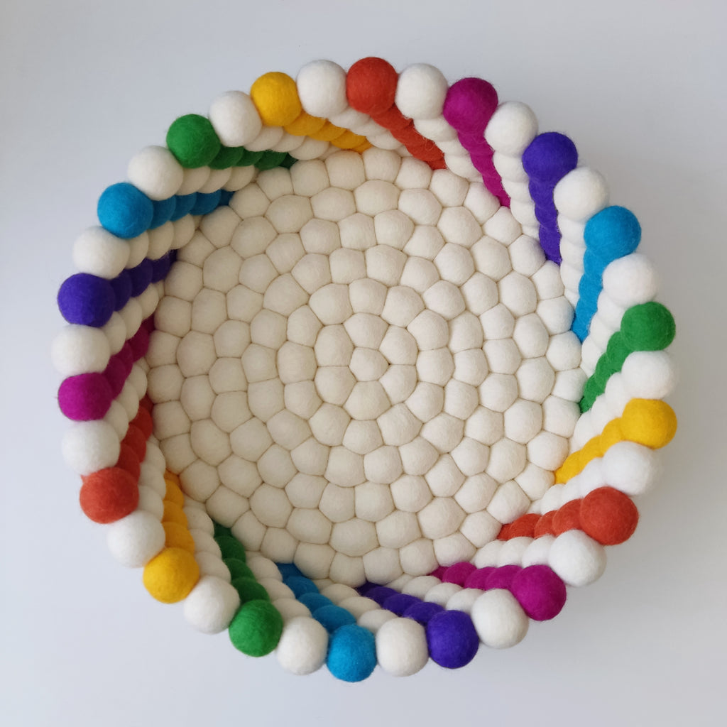 Corbeille blanc et arc-en-ciel en boules de feutre laine mérinos – vue de dessus – CELAINEDECO