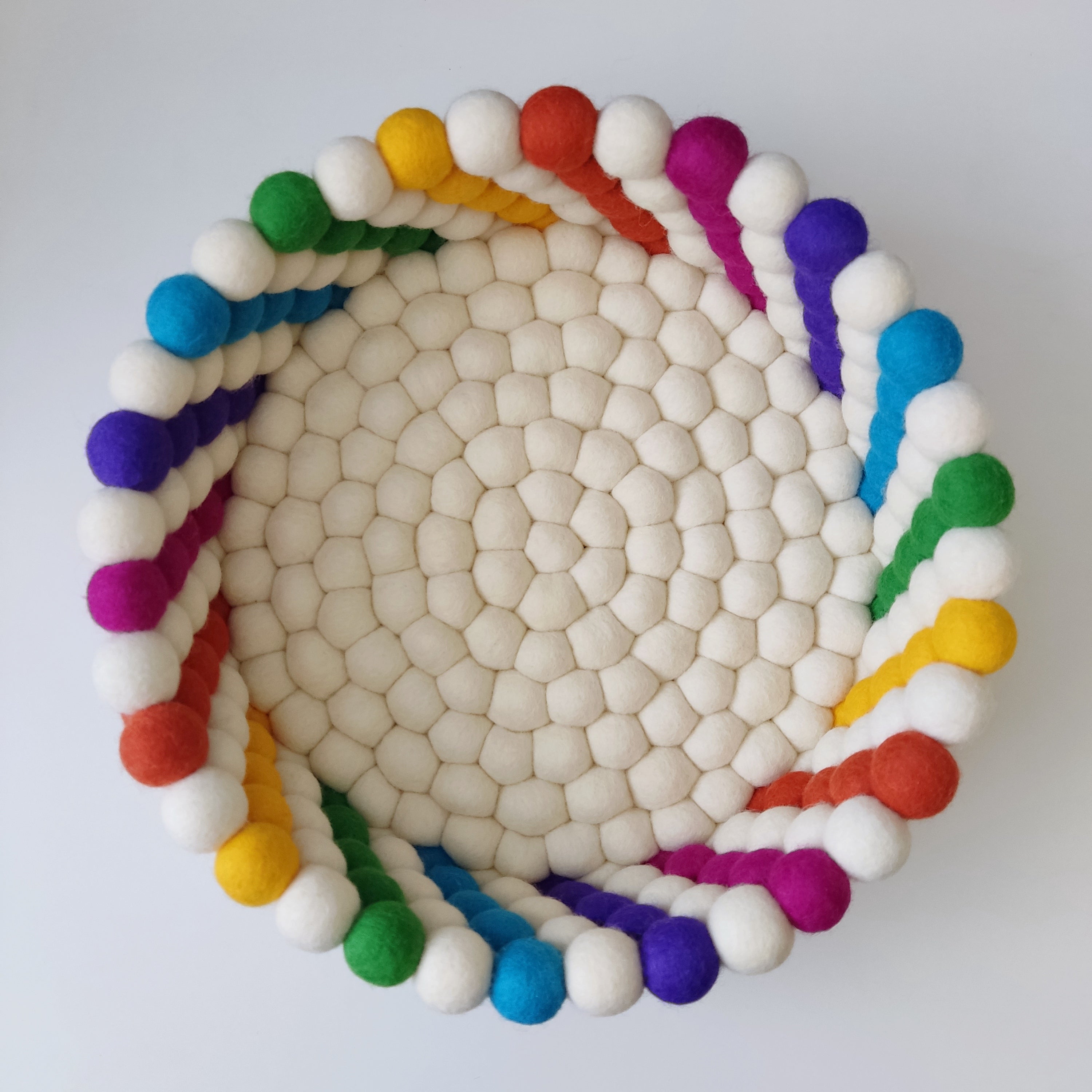 Corbeille blanc et arc-en-ciel en boules de feutre laine mérinos – vue de dessus – CELAINEDECO