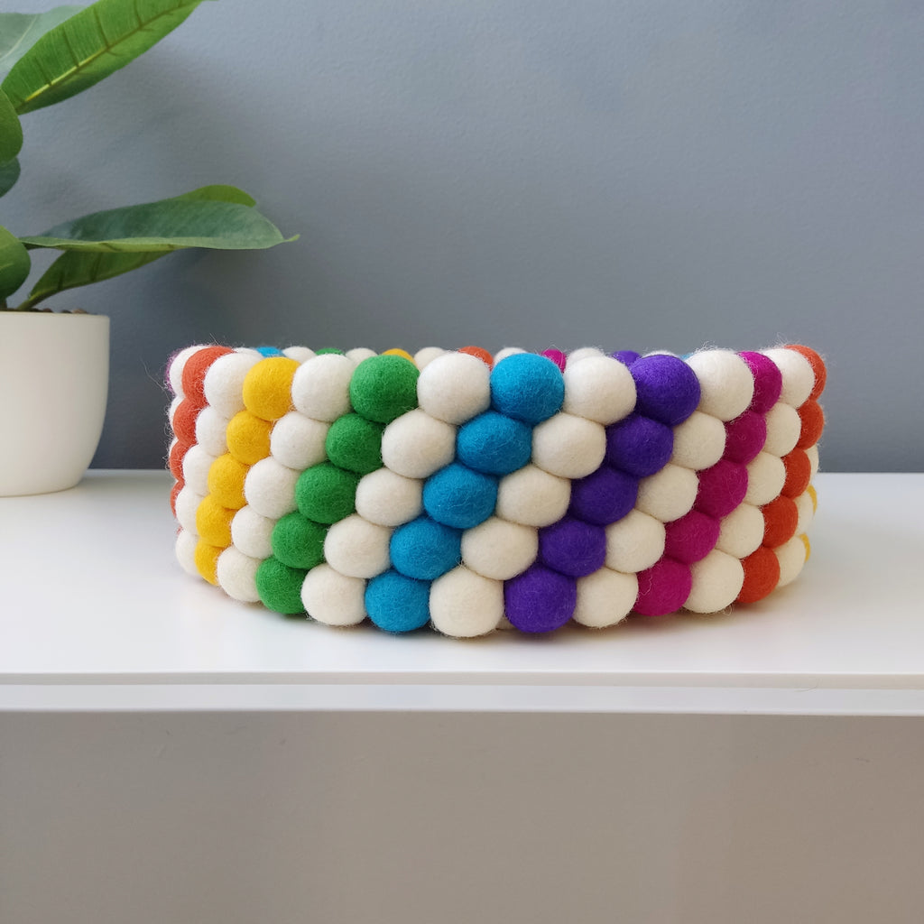 Panier blanc et arc-en-ciel en pompons feutrés mérinos – vue de face – CELAINEDECO