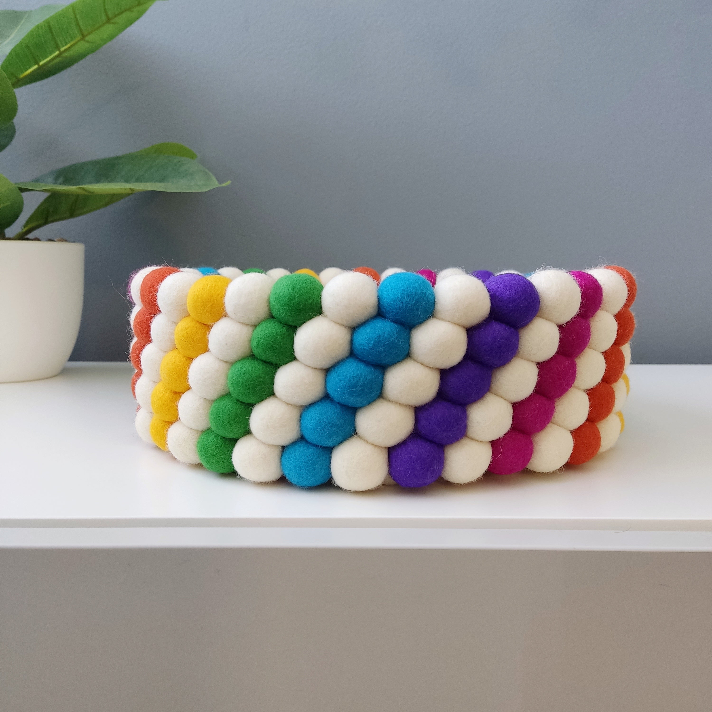 Panier blanc et arc-en-ciel en pompons feutrés mérinos – vue de face – CELAINEDECO