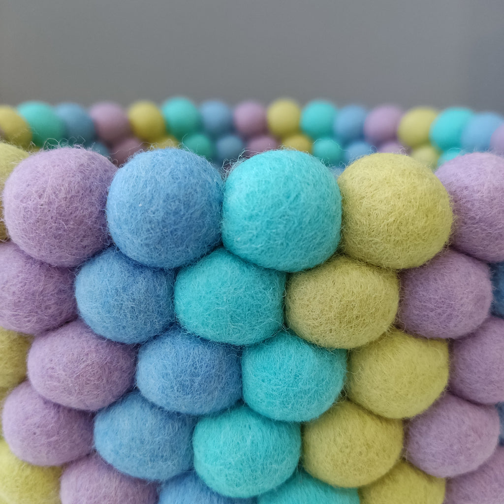 Panier feutre artisanal Lagon Pastel laine mérinos – détail pompons – CELAINEDECO