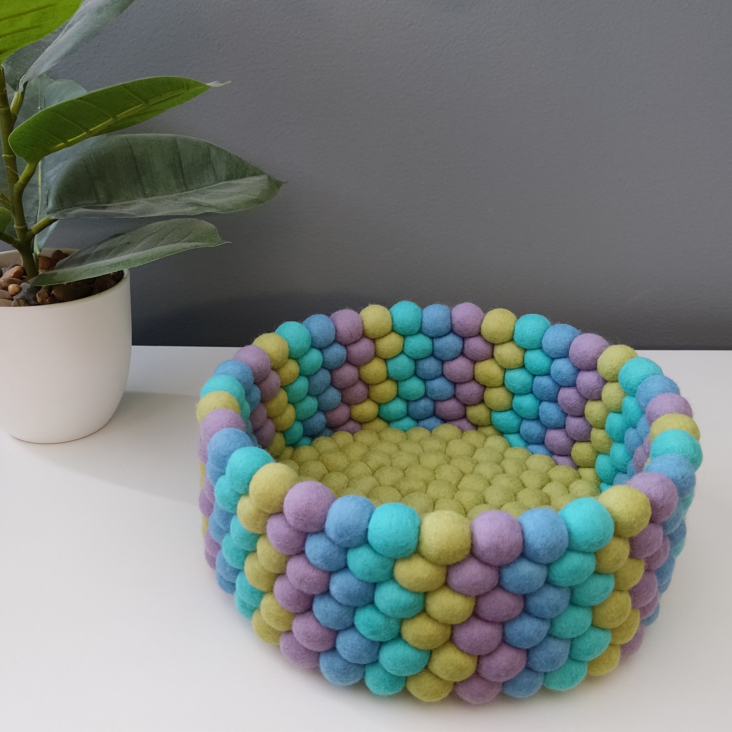 Corbeille en boules de feutre Lagon Pastel bleu ciel mauve vert pistache – CELAINEDECO
