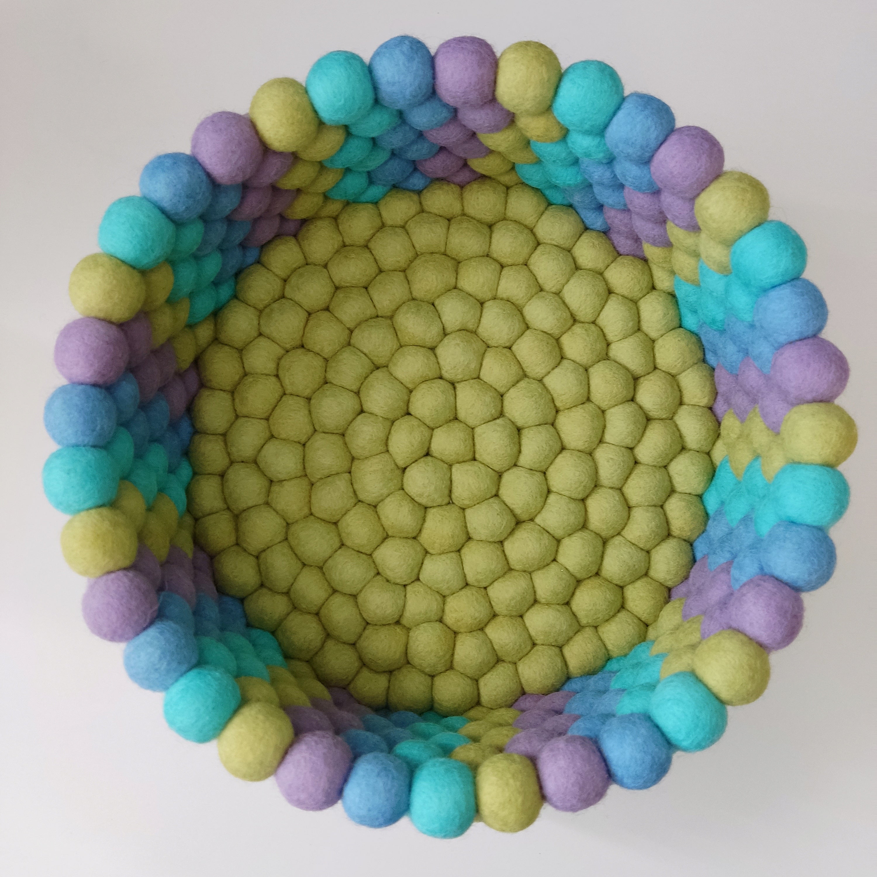 Panier en feutre pompons laine mérinos Lagon Pastel – vue de dessus – CELAINEDECO