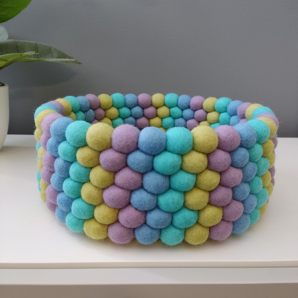 Panier en feutre pompons laine mérinos Lagon Pastel – vue de près – CELAINEDECO