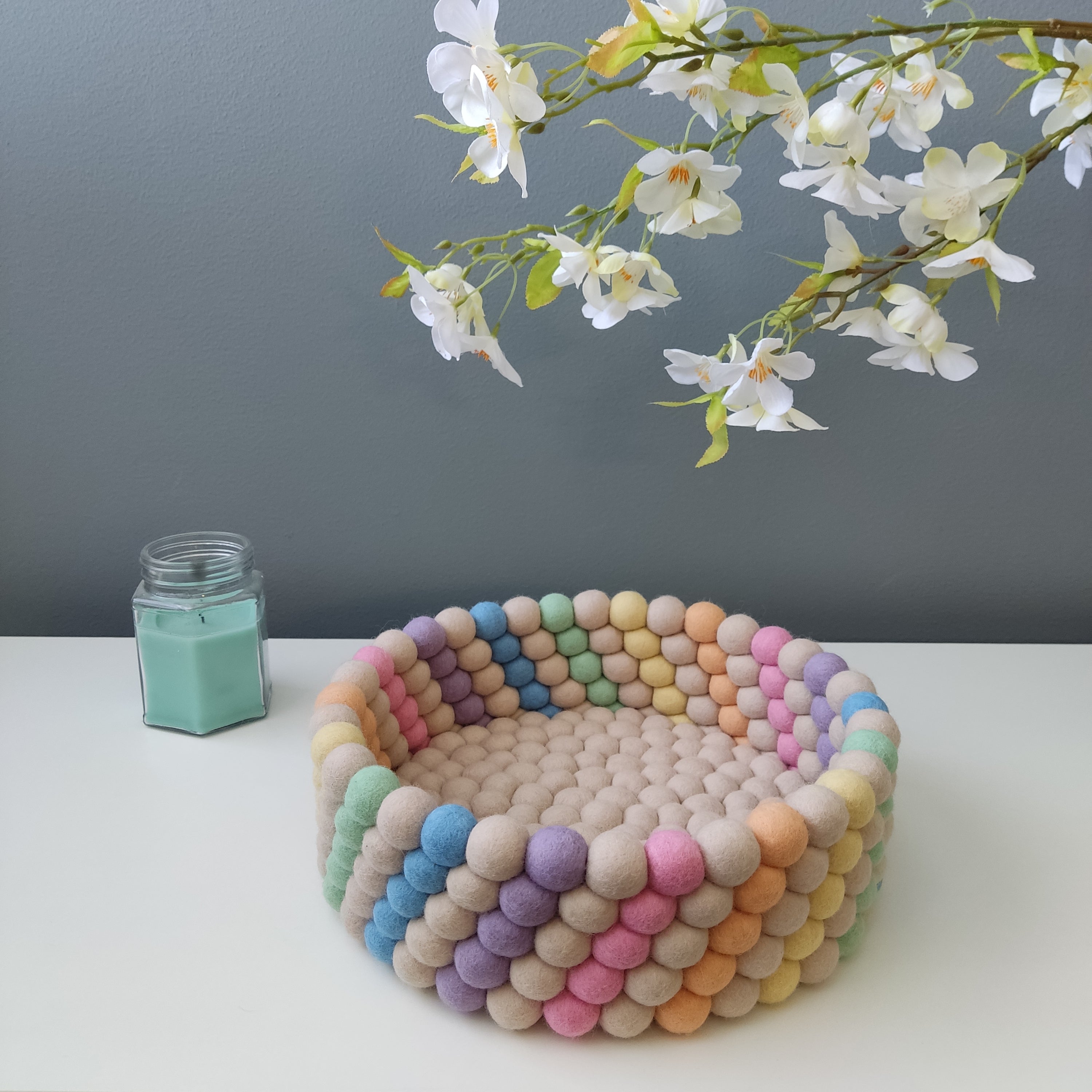 Corbeille licorne arc-en-ciel en laine mérinos feutrée – vue de dessus – CELAINEDECO