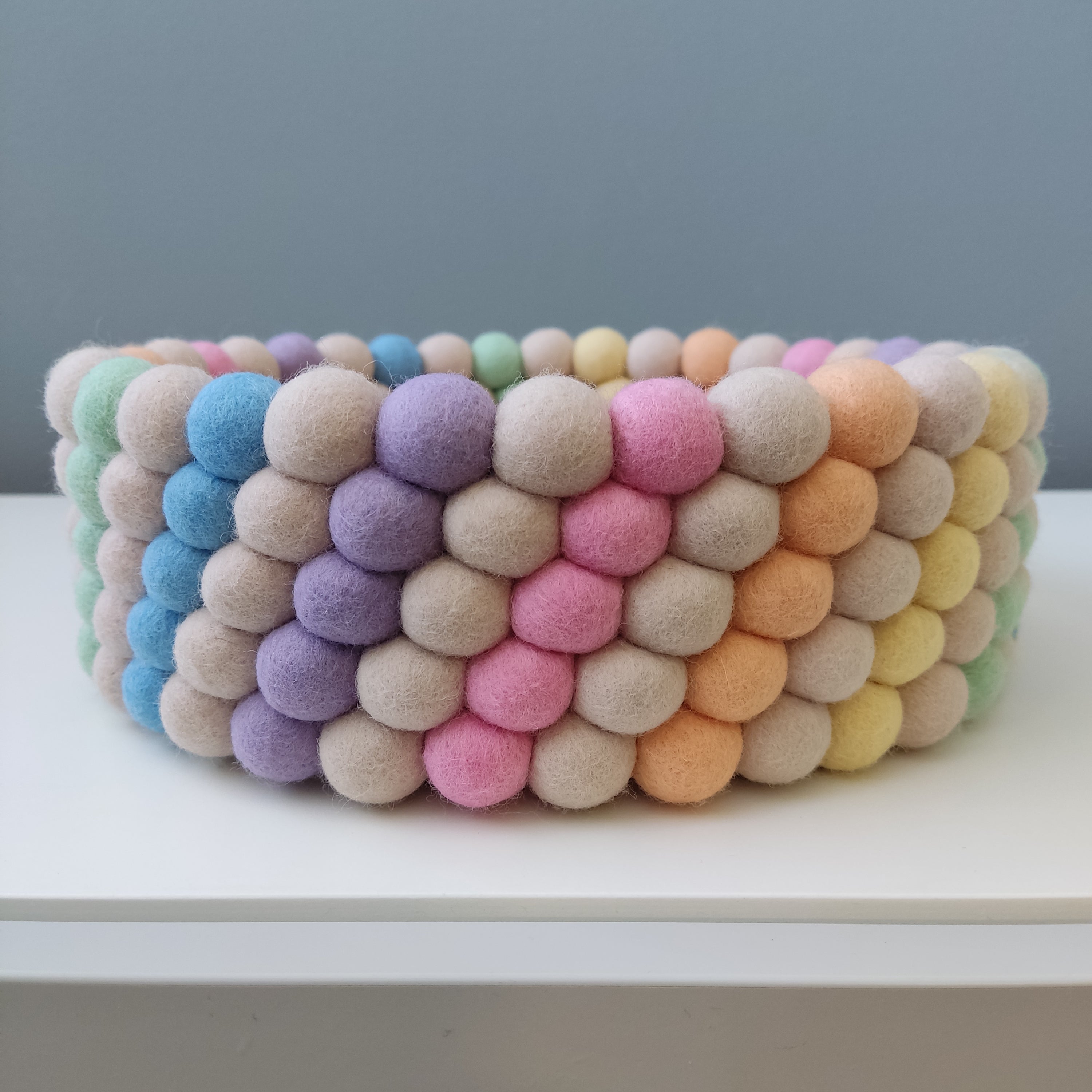 Panier licorne arc-en-ciel en pompons feutrés mérinos – décoration chambre enfant – CELAINEDECO