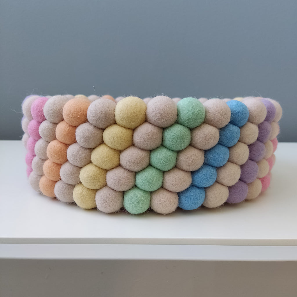 Corbeille ronde en boules de feutre licorne arc-en-ciel – fabrication artisanale française