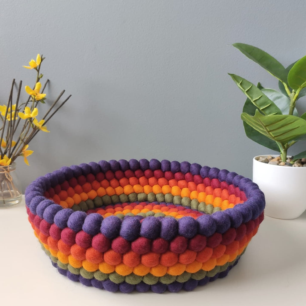 Panier en feutre pompons laine mérinos – palette seventies myrtille, bordeaux, clémentine, marigold et olive – CELAINEDECO