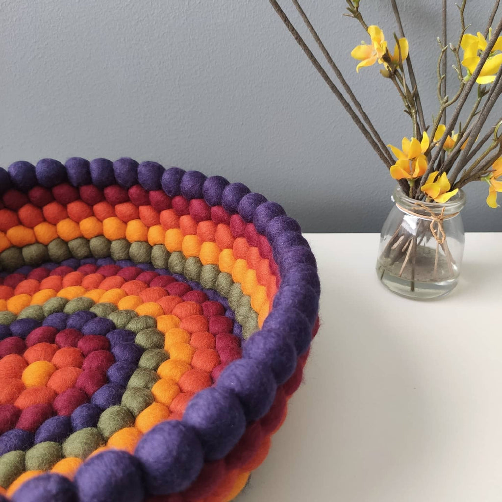 Panier artisanal pompons feutrés colorés tons seventies – vue de détail – fait main en France – CELAINEDECO