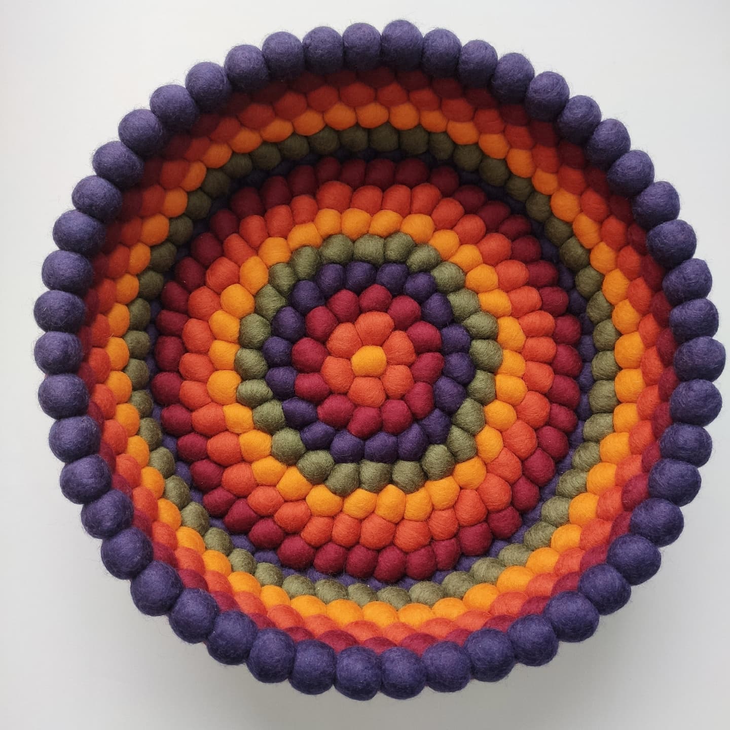 Panier de rangement en laine mérinos pompons multicolores – décoration bohème vintage – vue de dessus - CELAINEDECO