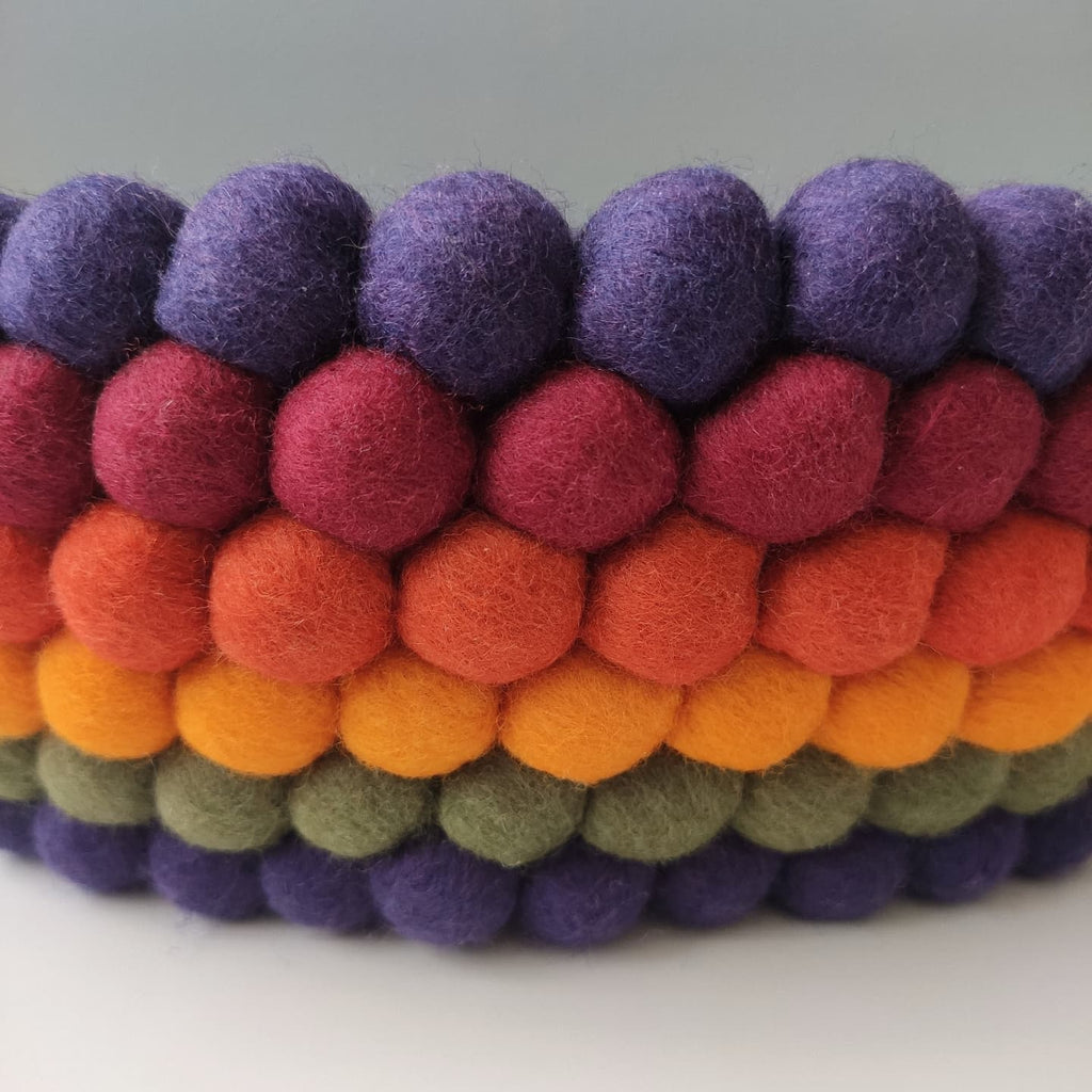 Détails du panier pompon fait main – teintes chaudes violet, bordeaux, orange et vert olive – rangement décoratif – CELAINEDECO