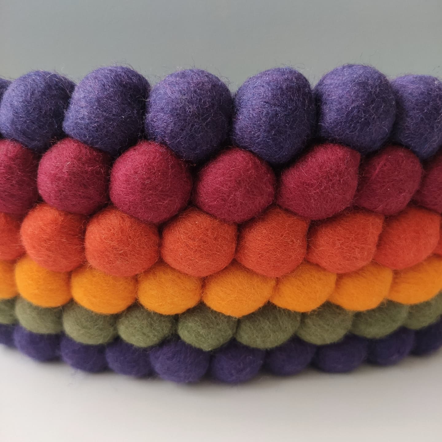 Détails du panier pompon fait main – teintes chaudes violet, bordeaux, orange et vert olive – rangement décoratif – CELAINEDECO