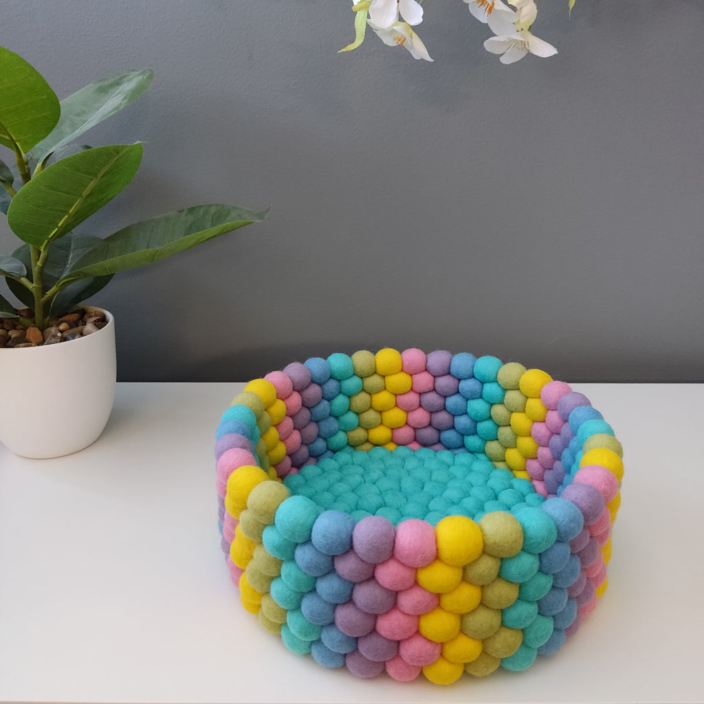 Panier en feutre pastel arc-en-ciel fait main – pompons multicolores bleu lagon, rose, jaune, mauve et pistache – CELAINEDECO
