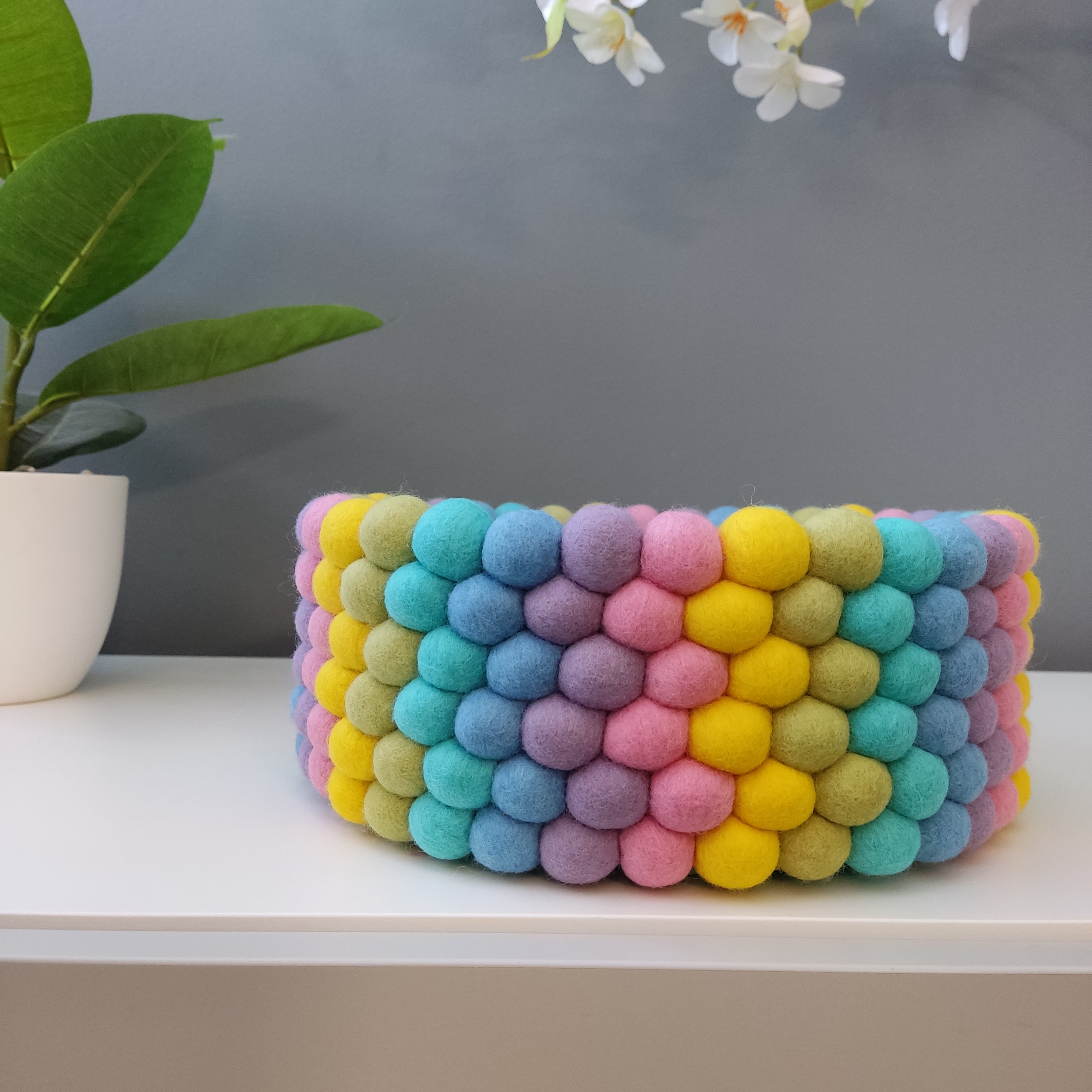 Panier en pompons de feutre pastel arc-en-ciel – vue de face – artisanat fait main – CELAINEDECO