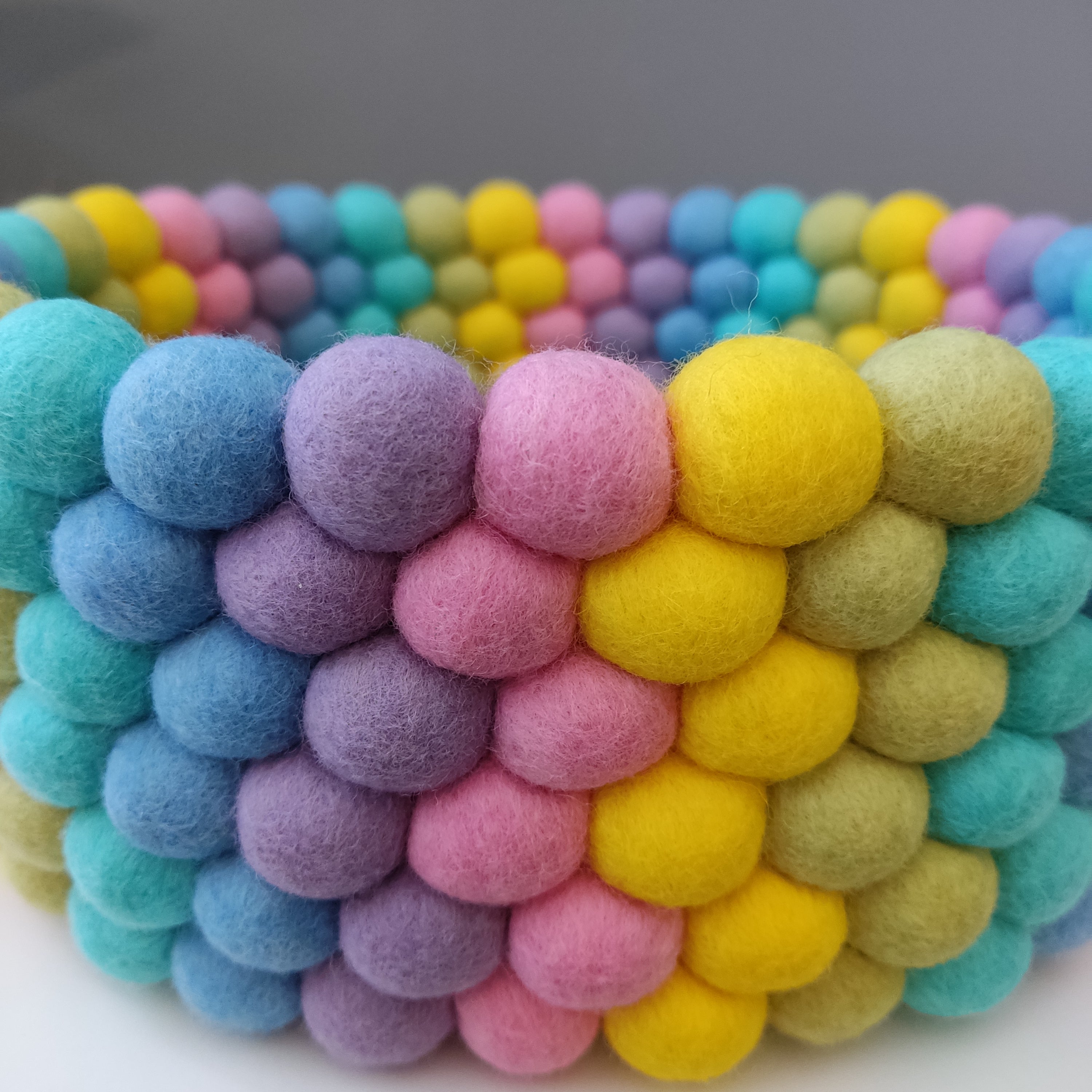 Panier en feutre pastel arc-en-ciel – détail des rangées de pompons colorés – décoration enfant – CELAINEDECO
