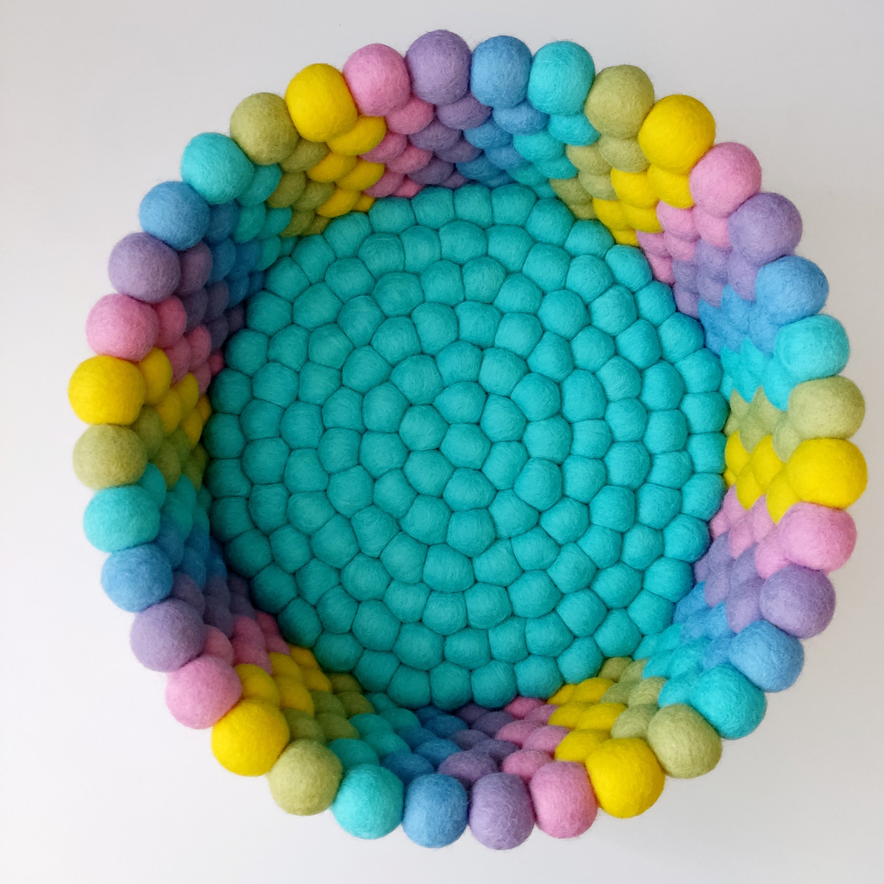 Panier en feutre pastel arc-en-ciel – vue du dessus – pompons bleu, rose, jaune et mauve – CELAINEDECO