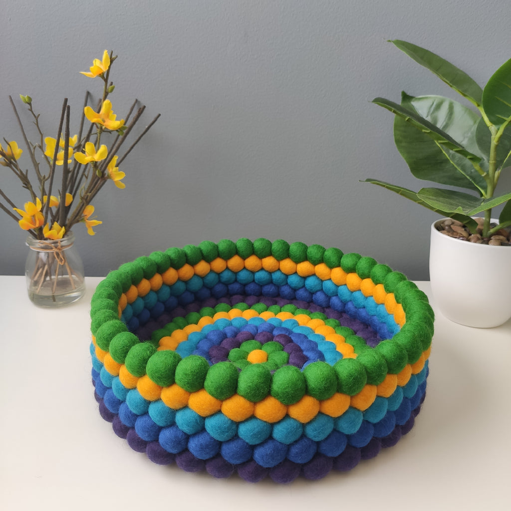 Panier en feutre pompons laine merinos couleurs plume de paon 29cm x 9cm – CELAINEDECO