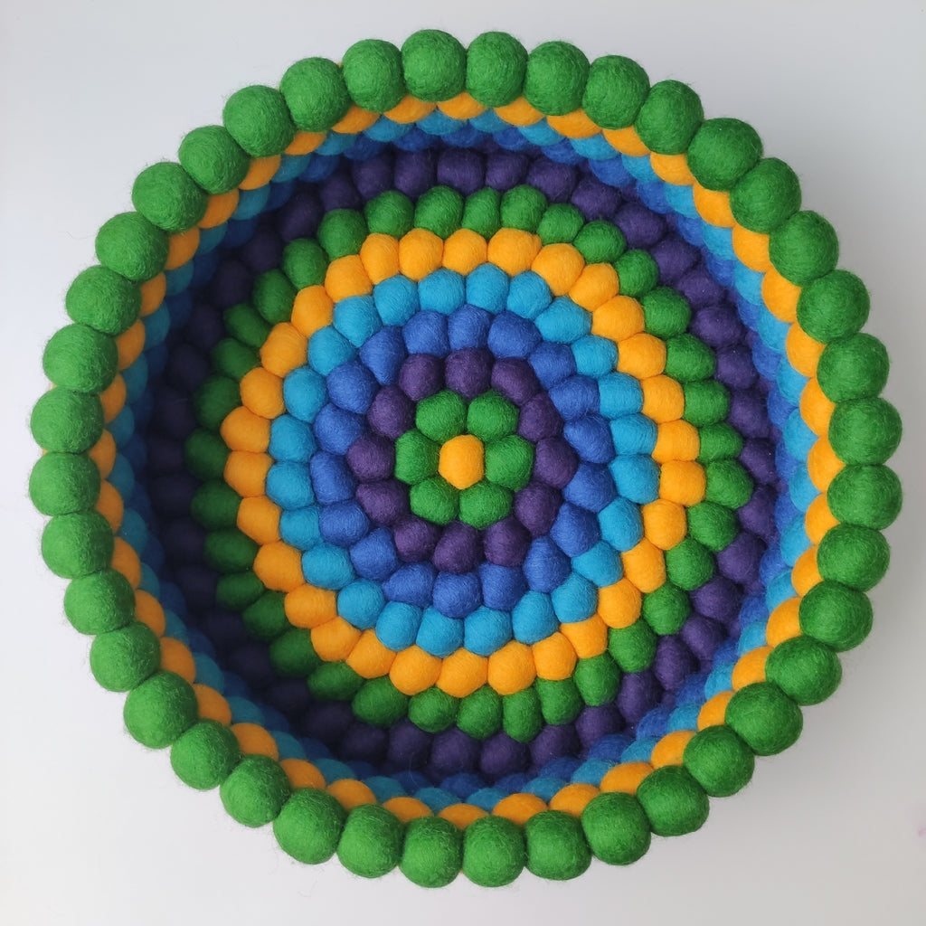 Panier feutre pompons fait main violet bleu cyan jaune vert plume de paon – CELAINEDECO