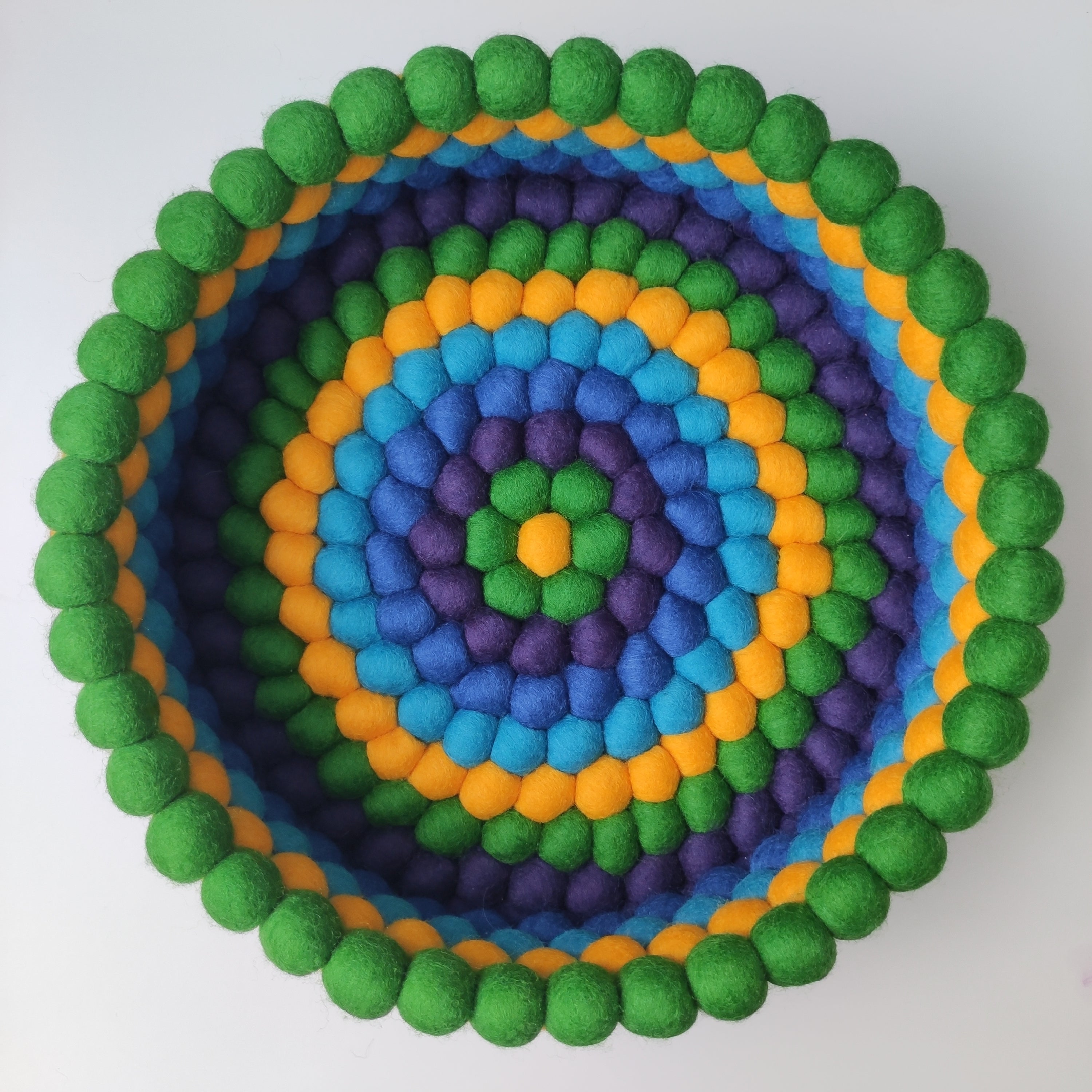 Panier feutre pompons fait main violet bleu cyan jaune vert plume de paon – CELAINEDECO