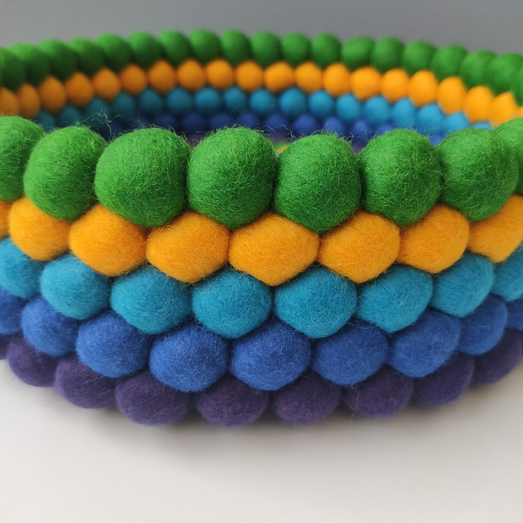 Panier feutre détails pompons fait main violet bleu cyan jaune vert plume de paon – CELAINEDECO
