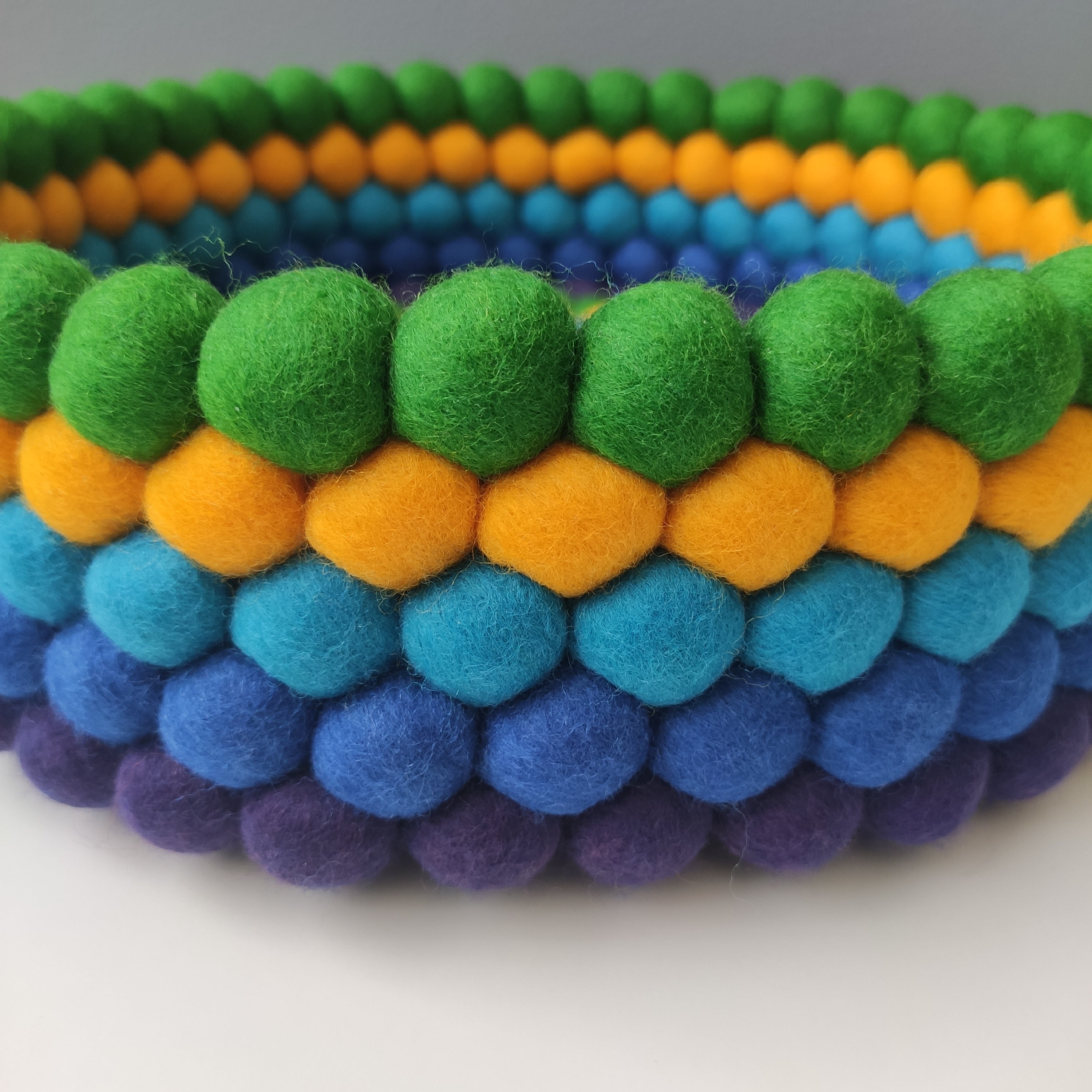 Panier feutre détails pompons fait main violet bleu cyan jaune vert plume de paon – CELAINEDECO